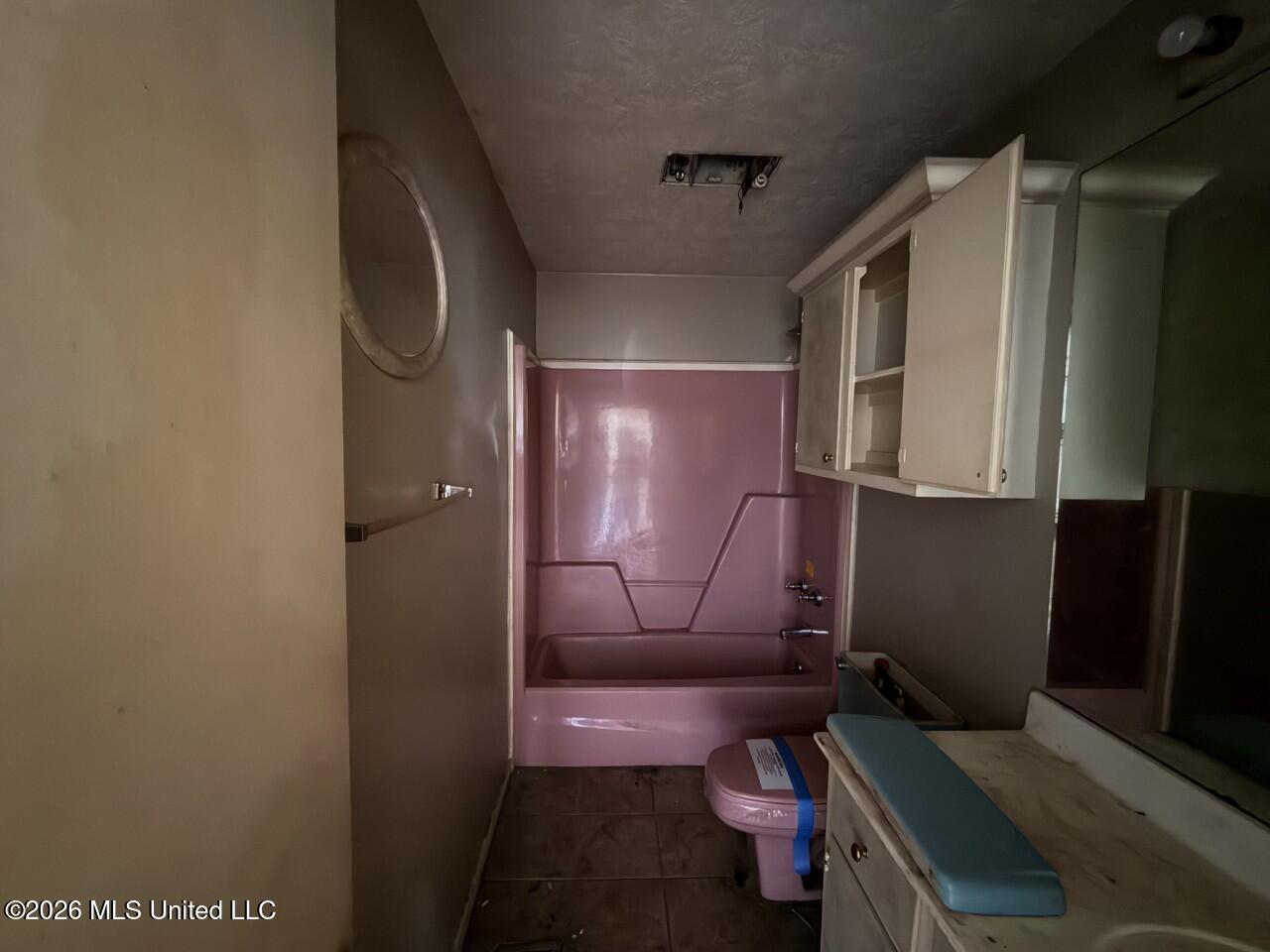 3882 Henderson Road Property Photo 5
