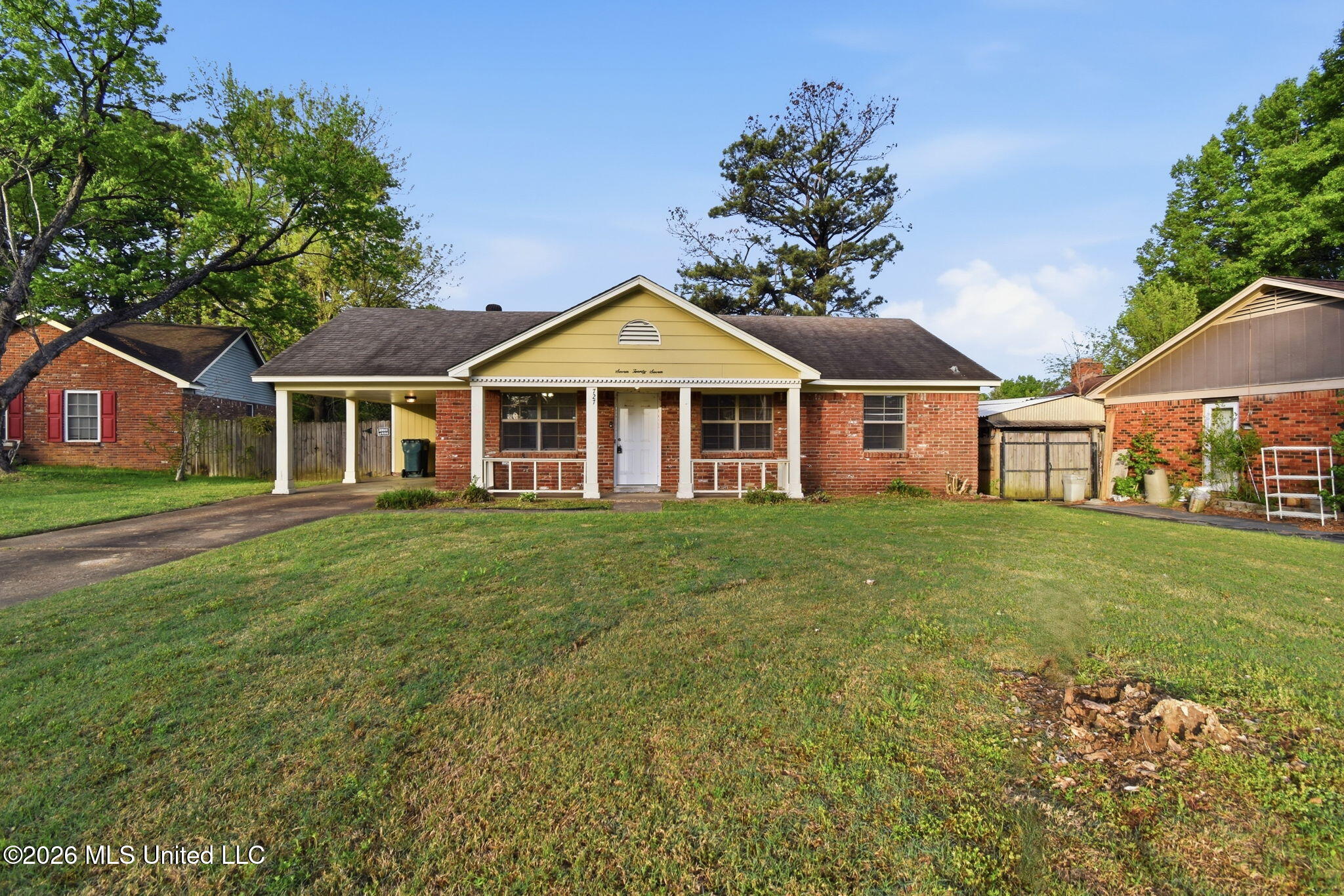 727 Thornwood Drive Property Photo 1