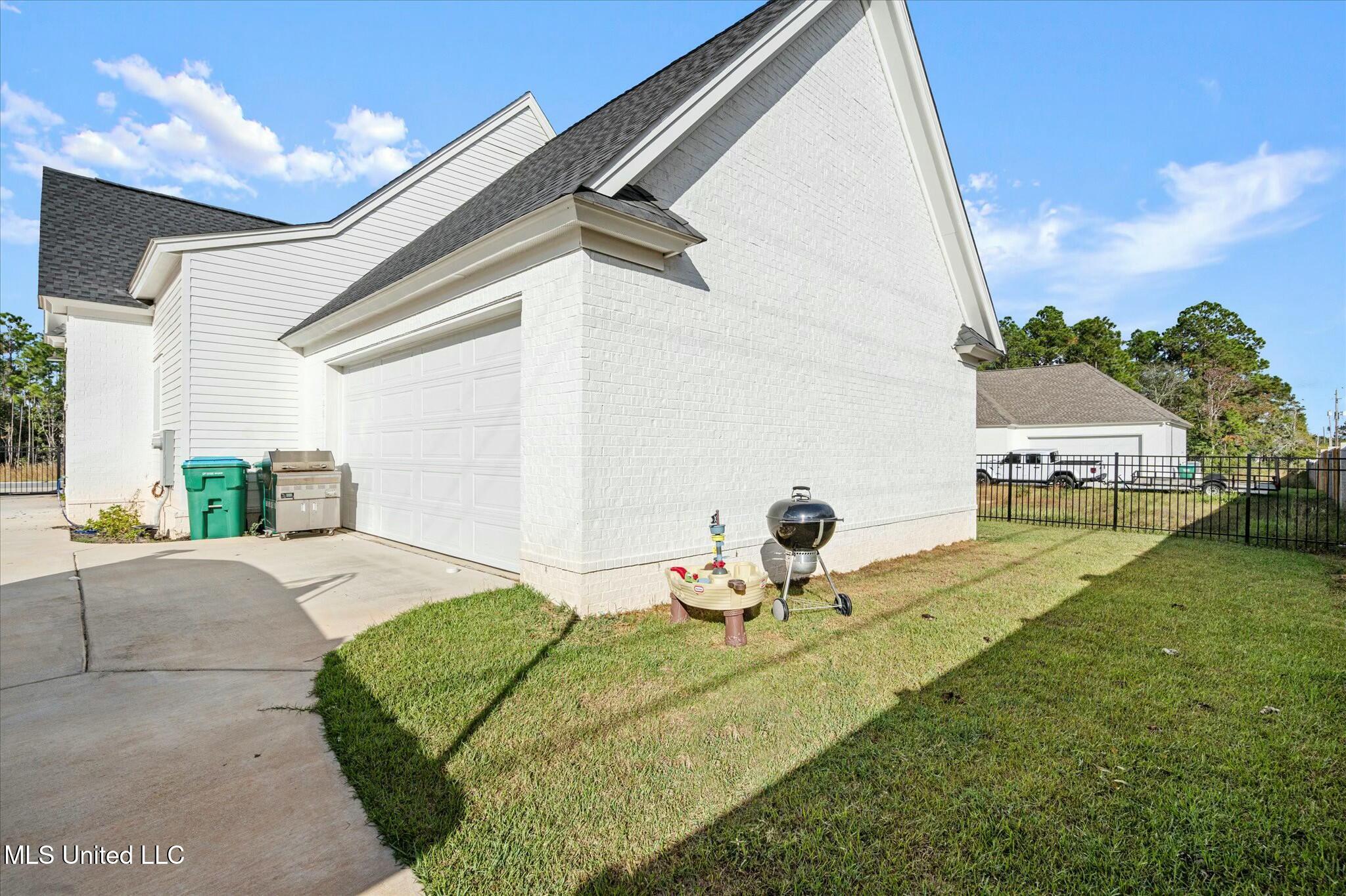 10833 Lily Lane Property Photo 34