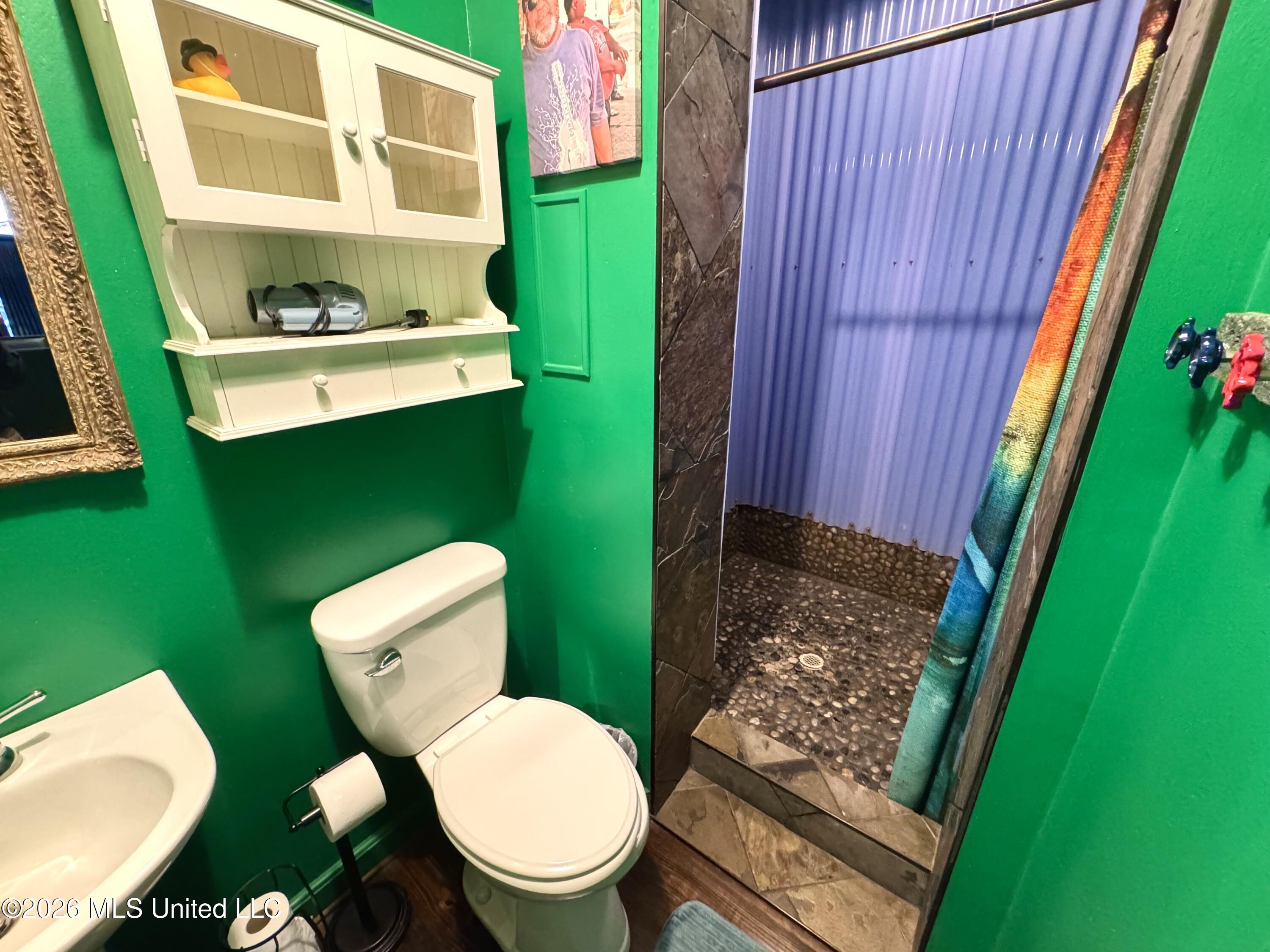 104 E 2nd Street Property Photo 8