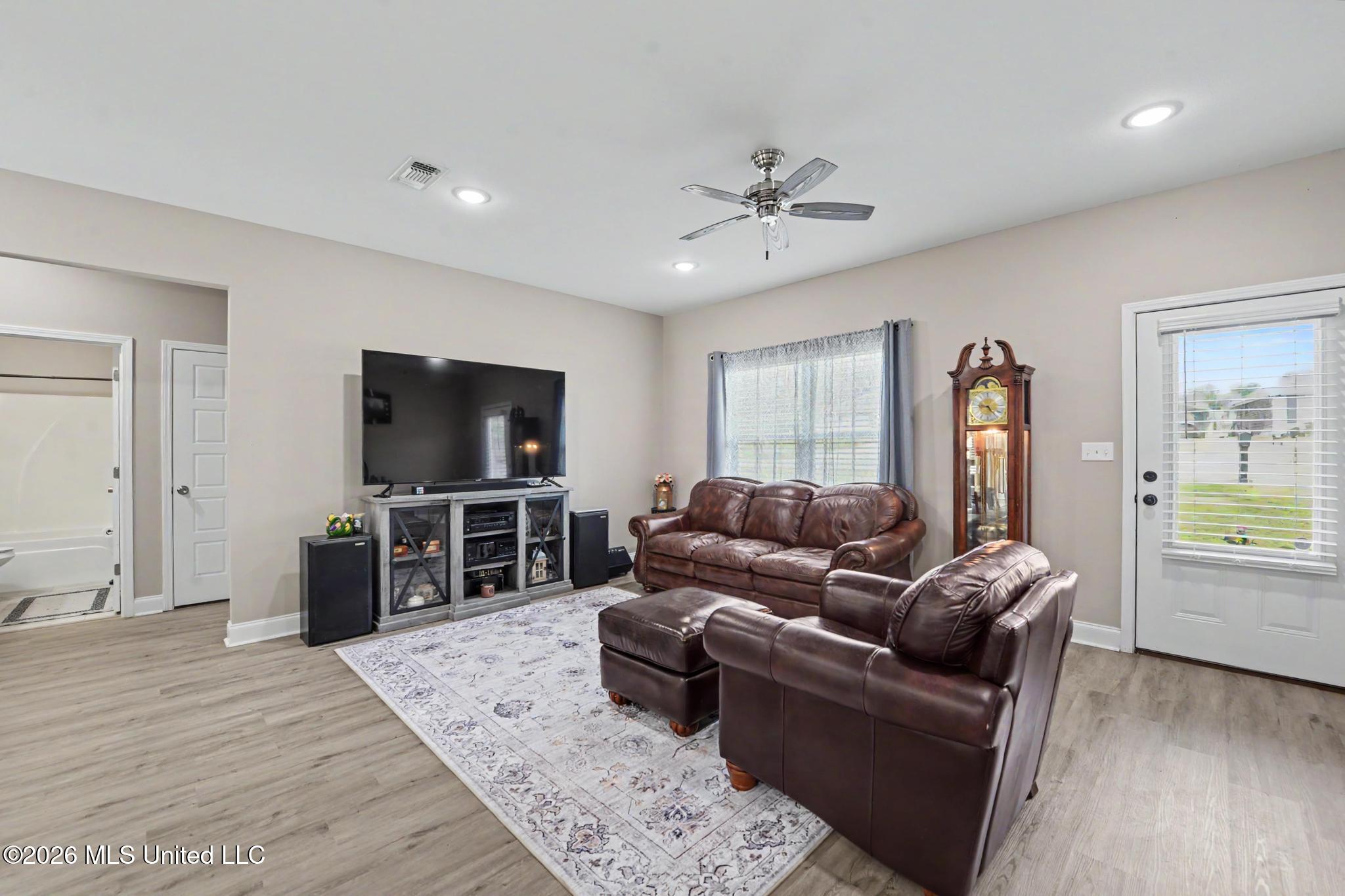 19480 Stewart Street Property Photo 6