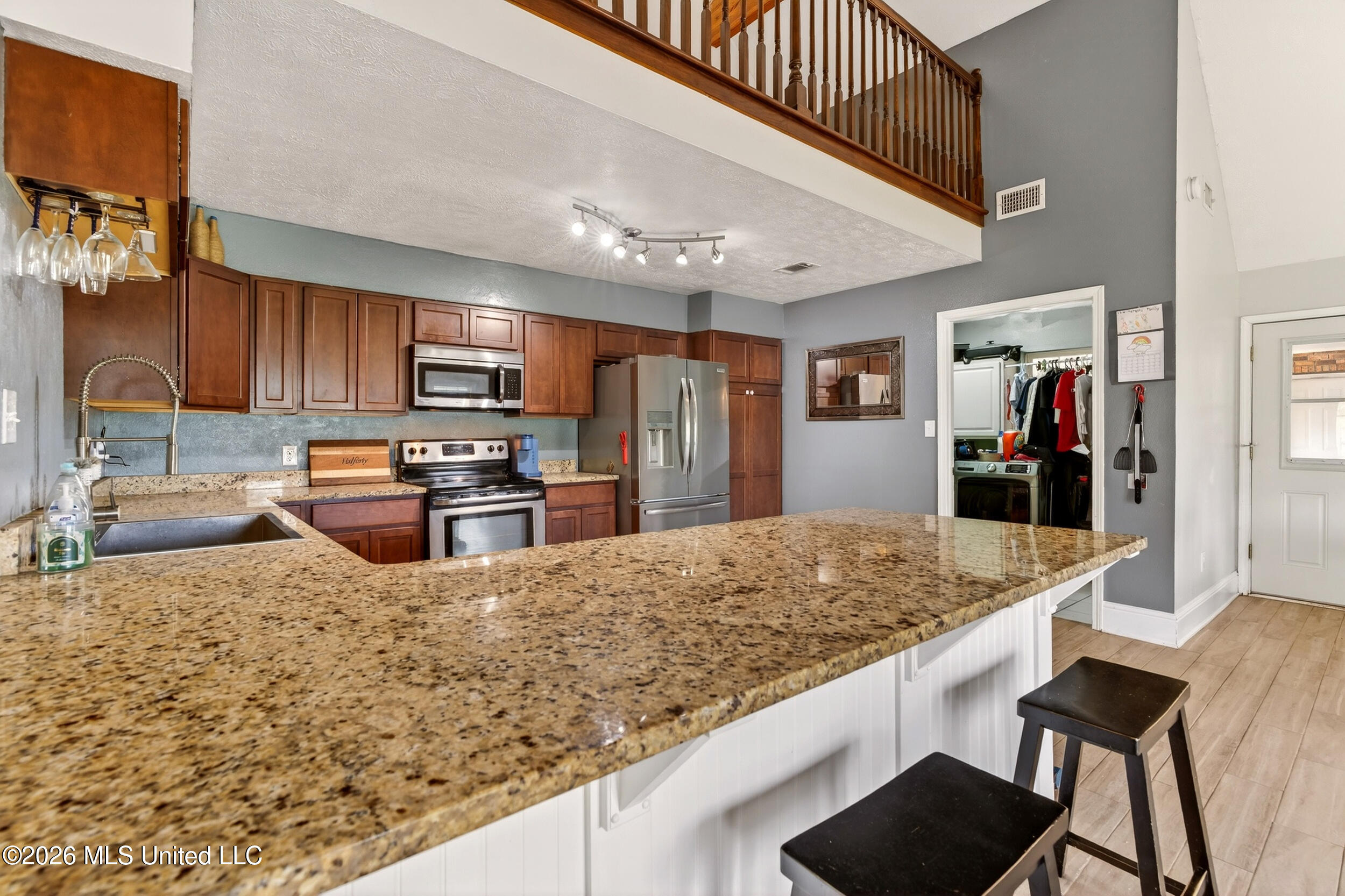 430 Gladstone Street Property Photo 8