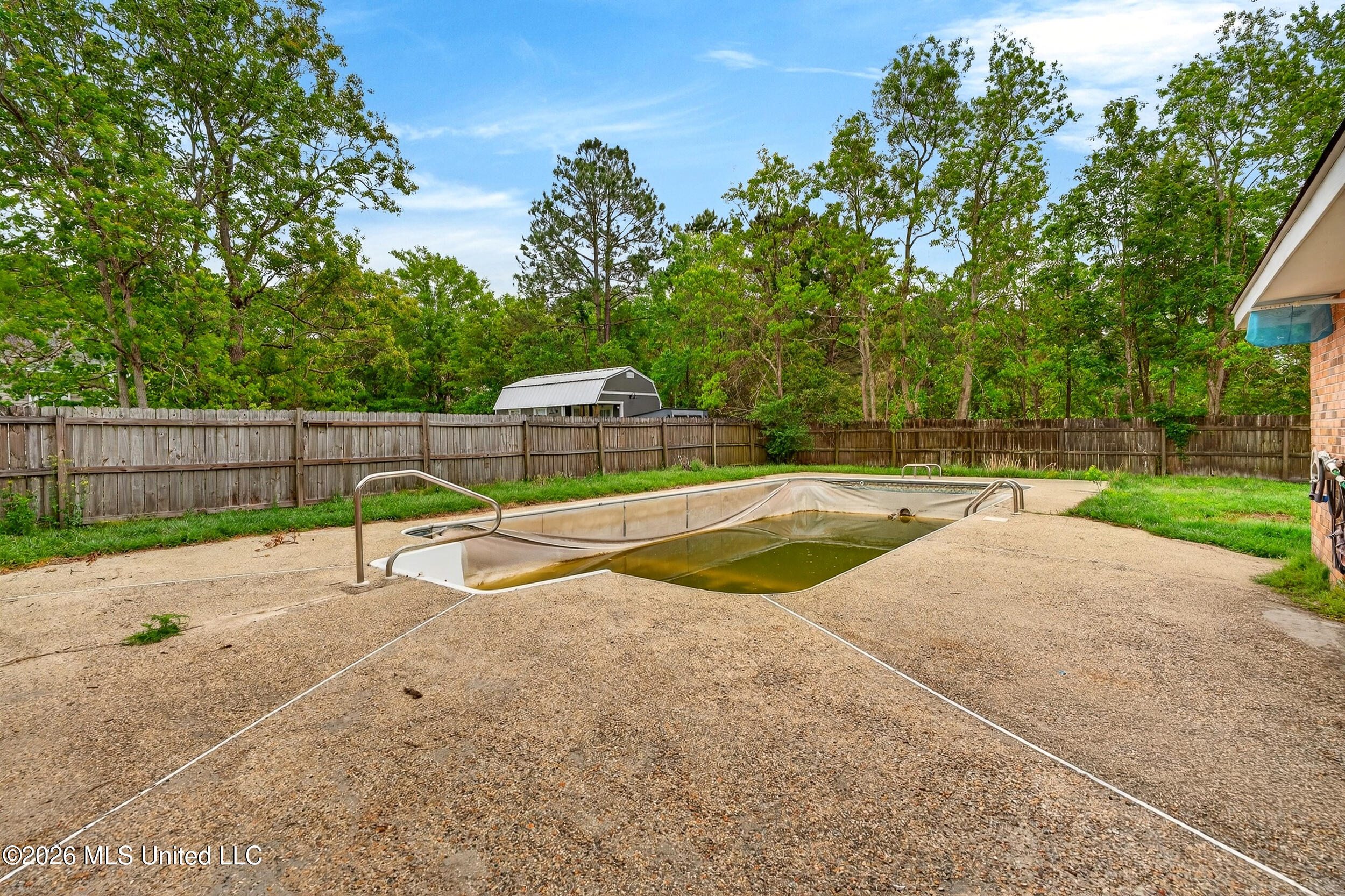 430 Gladstone Street Property Photo 43