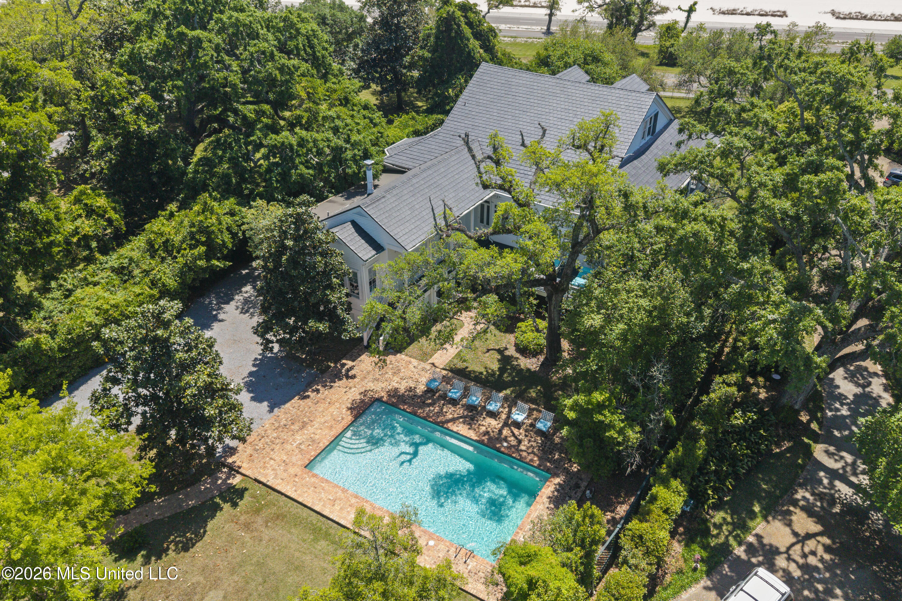 811 E Scenic Drive Property Photo 3
