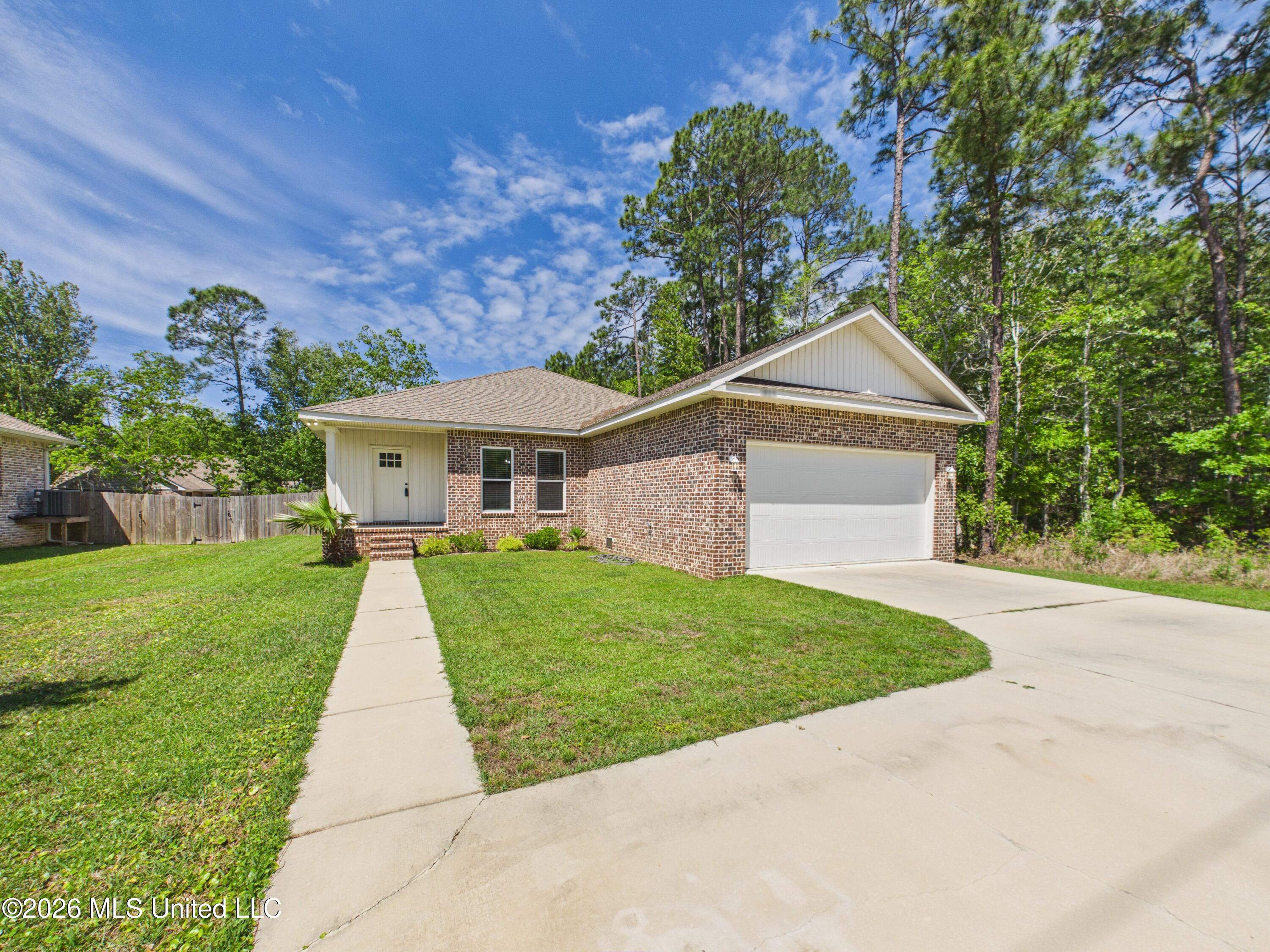 1925 Beachview Drive Property Photo 1