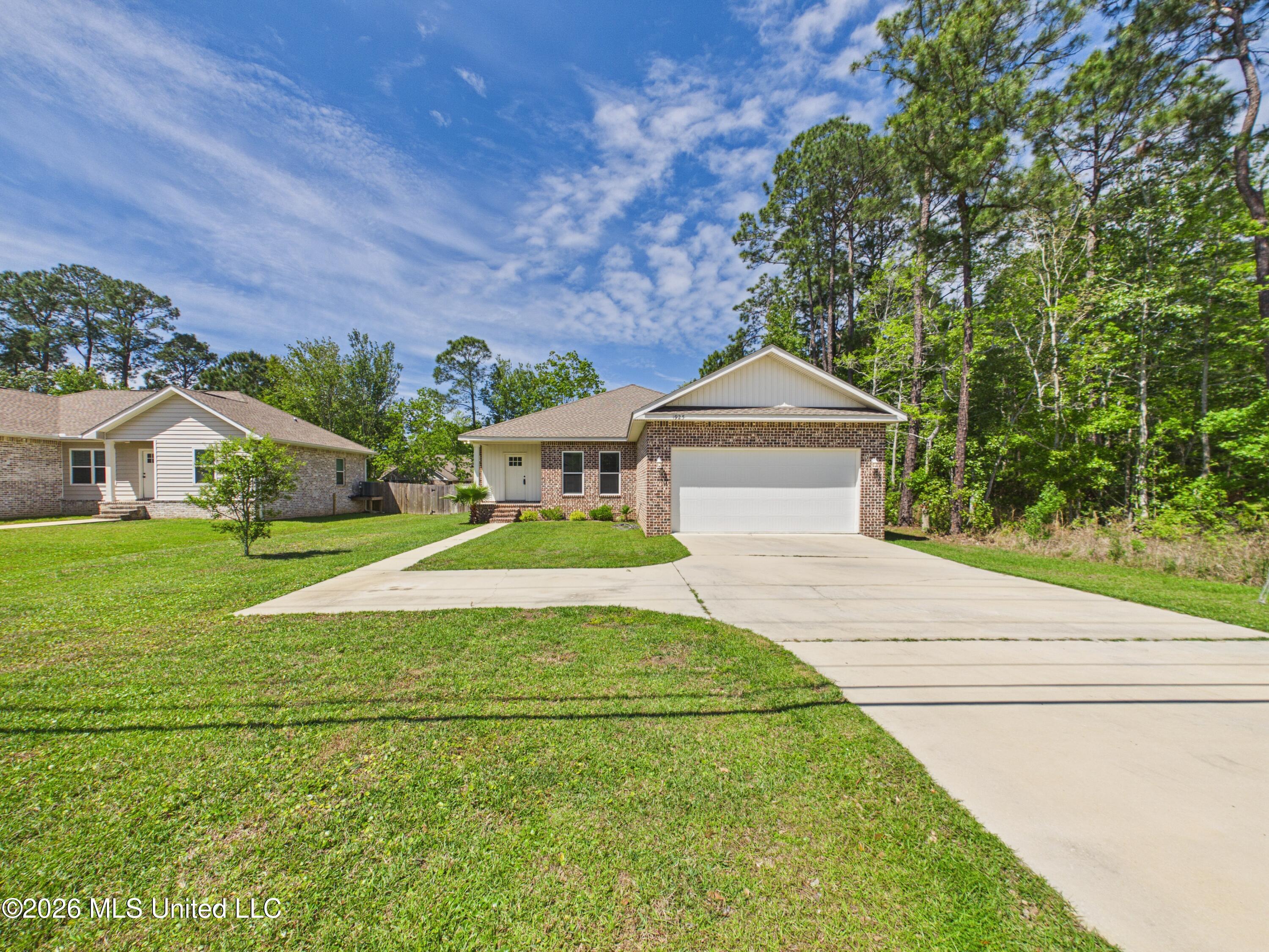 1925 Beachview Drive Property Photo 2
