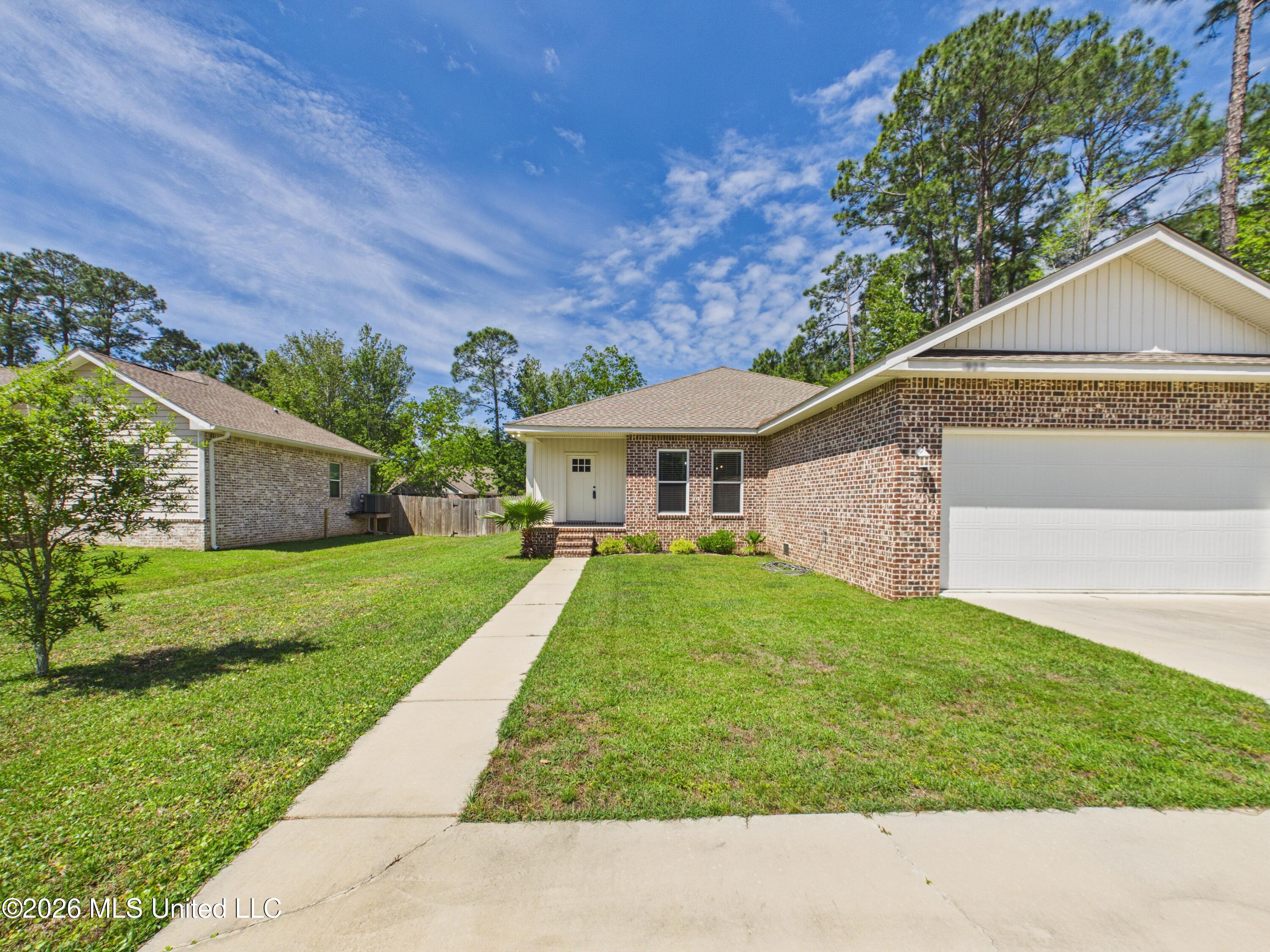 1925 Beachview Drive Property Photo 3