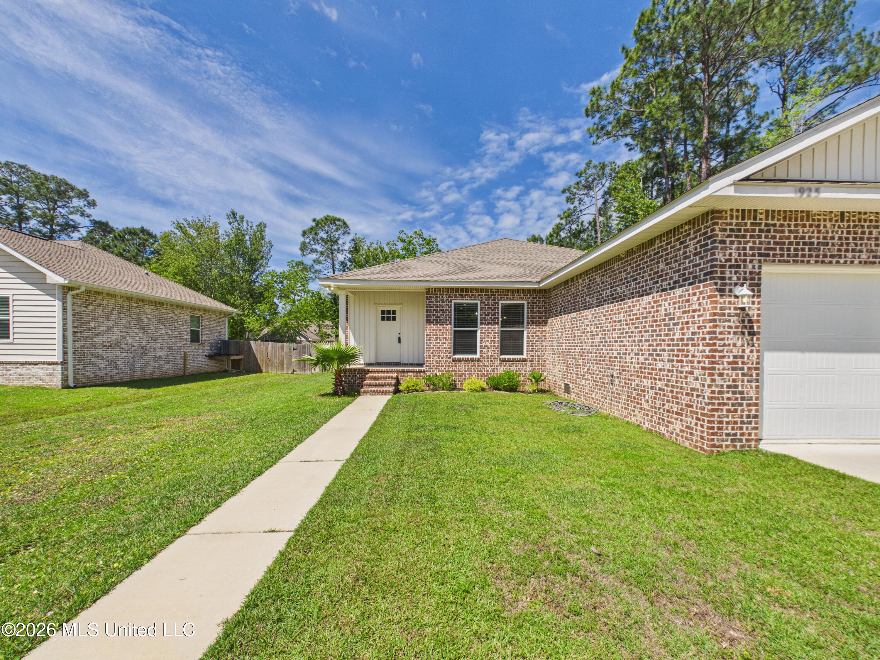 1925 Beachview Drive Property Photo 4