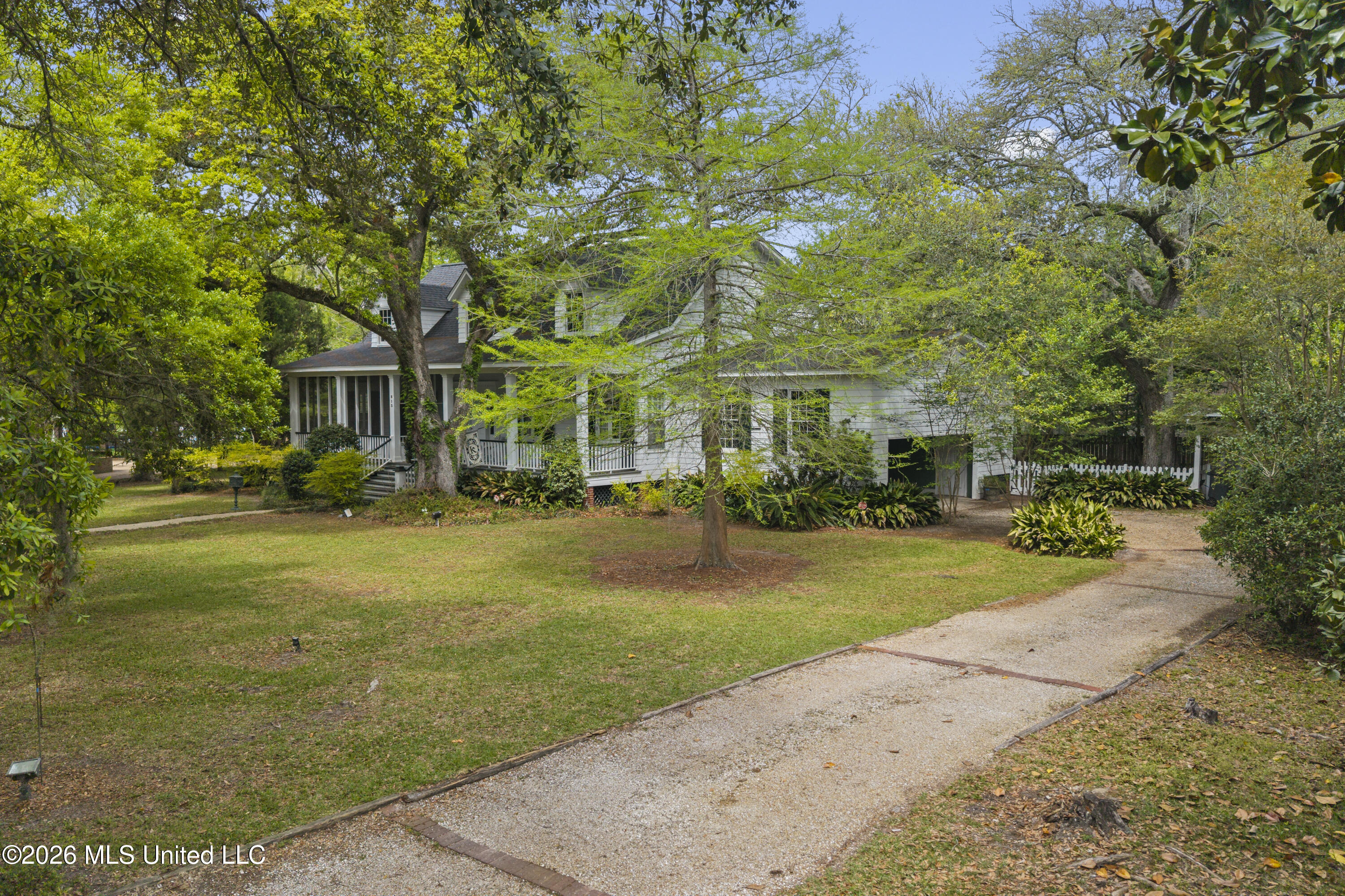 813 Harbor Lane Property Photo 3