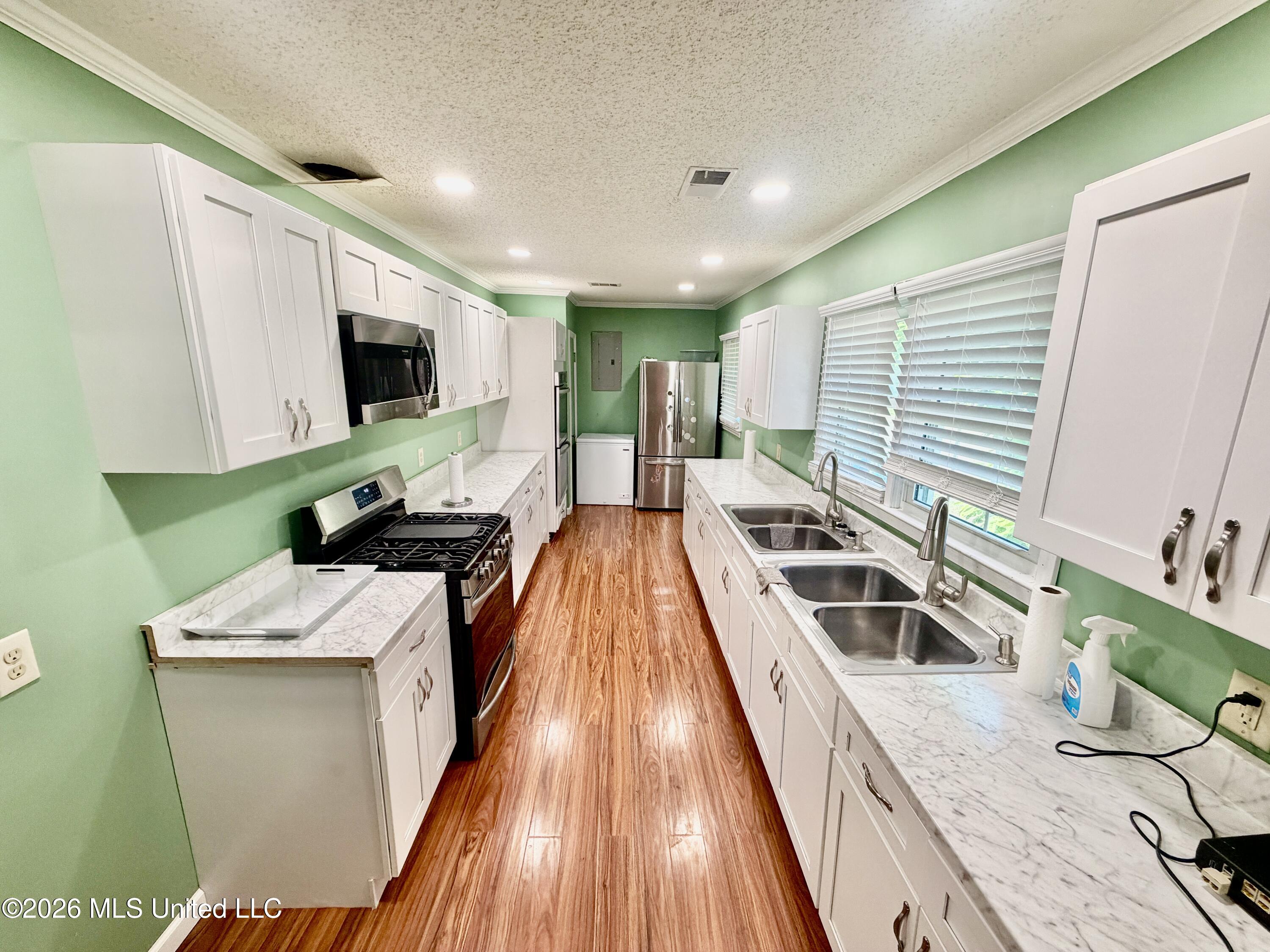 748 Cherry Street Property Photo 4