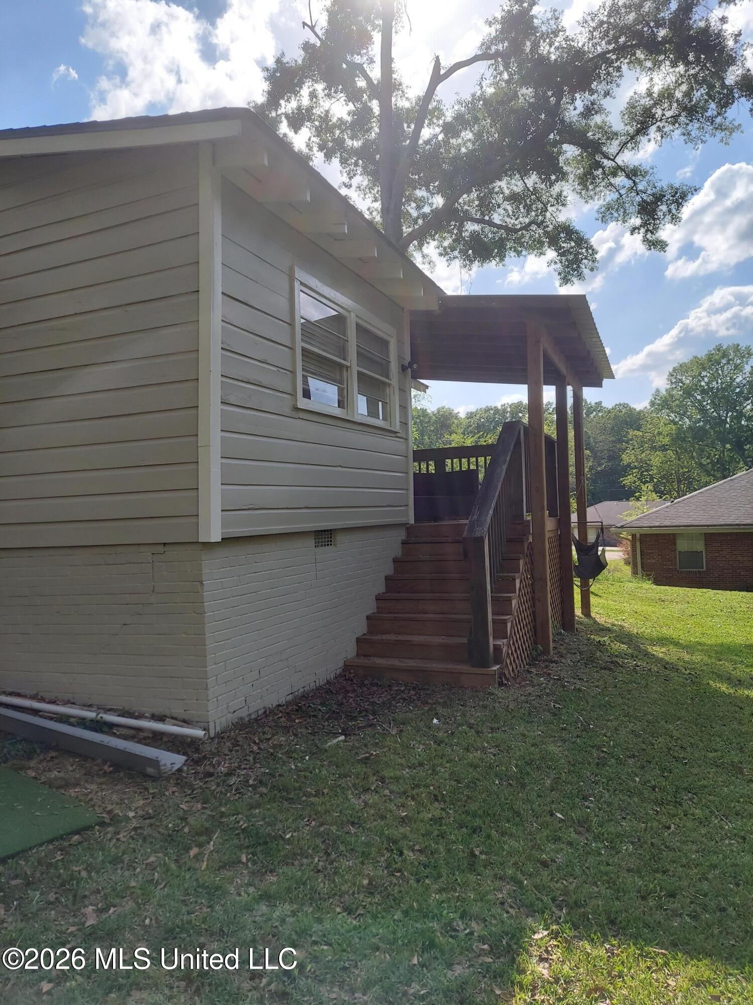 103 E Sproles Street Property Photo 3