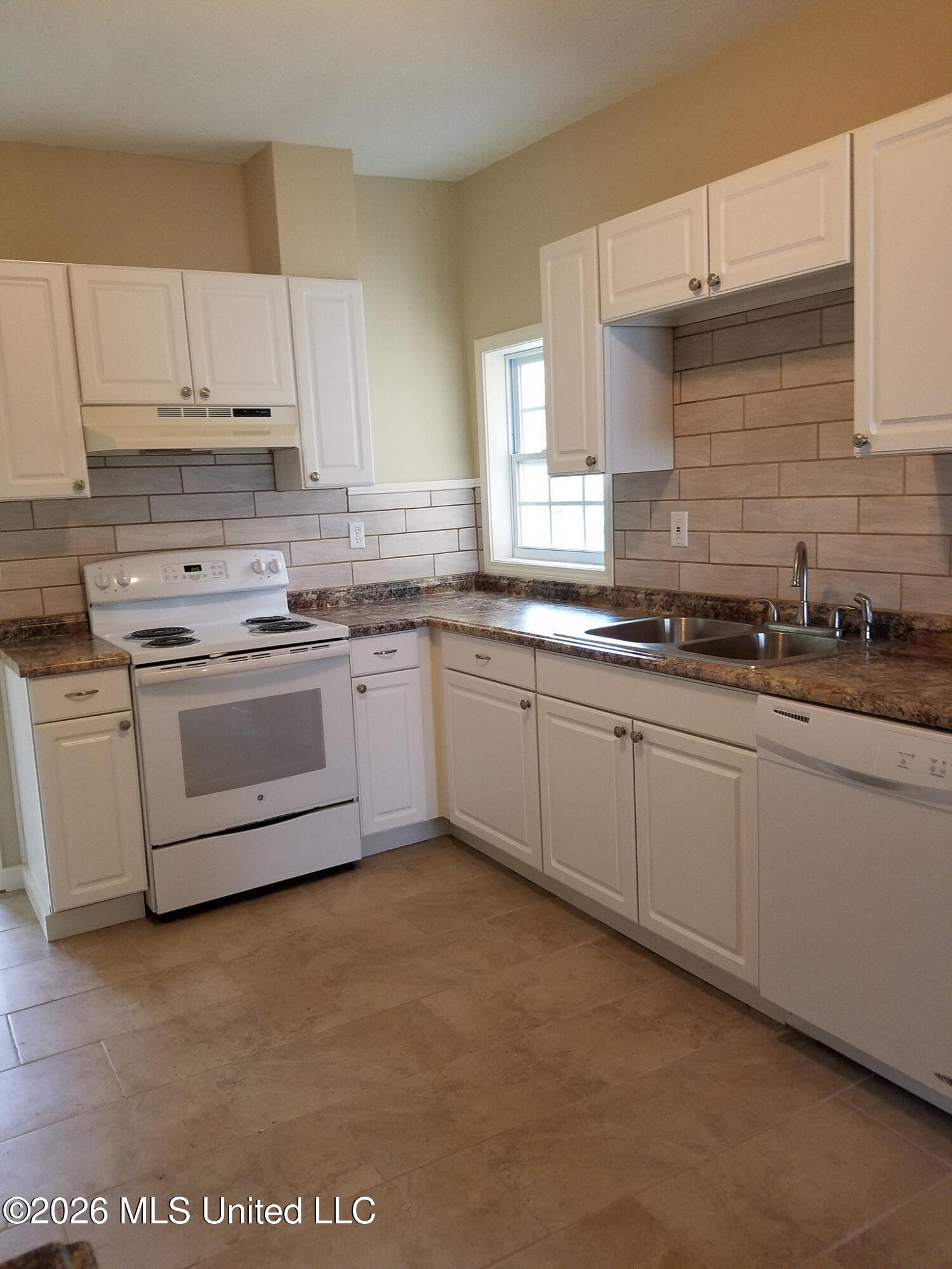 103 E Sproles Street Property Photo 4