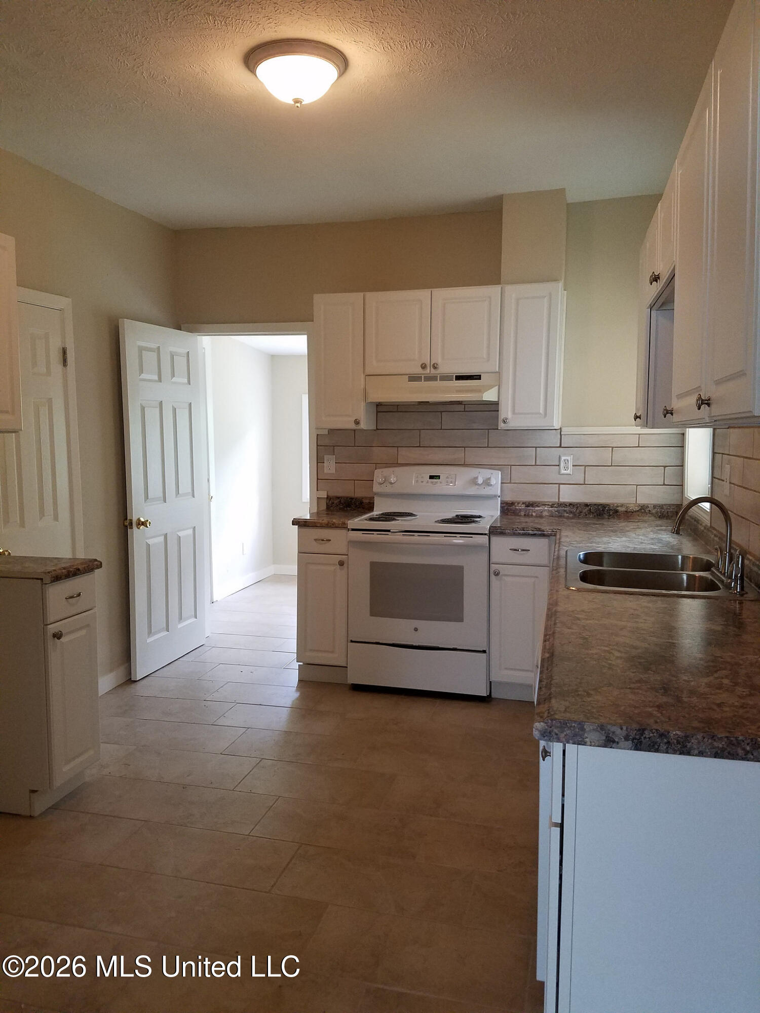 103 E Sproles Street Property Photo 5