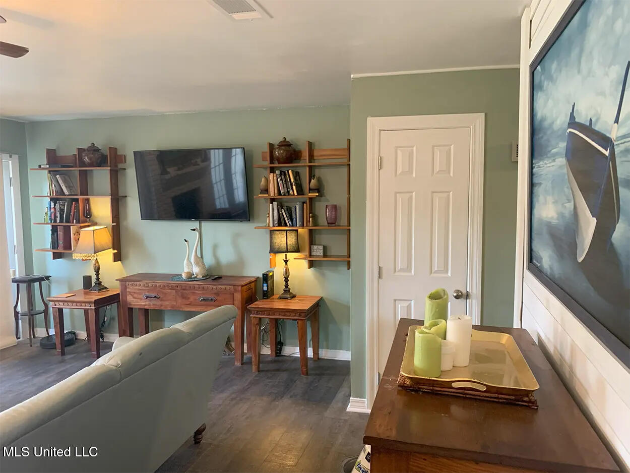 222 Highpoint Drive Property Photo 6