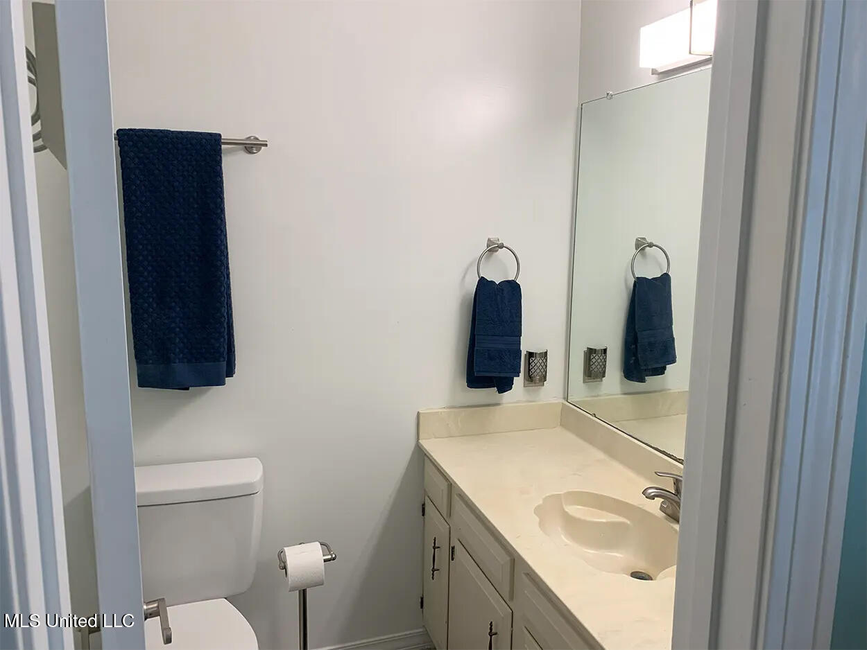 222 Highpoint Drive Property Photo 18