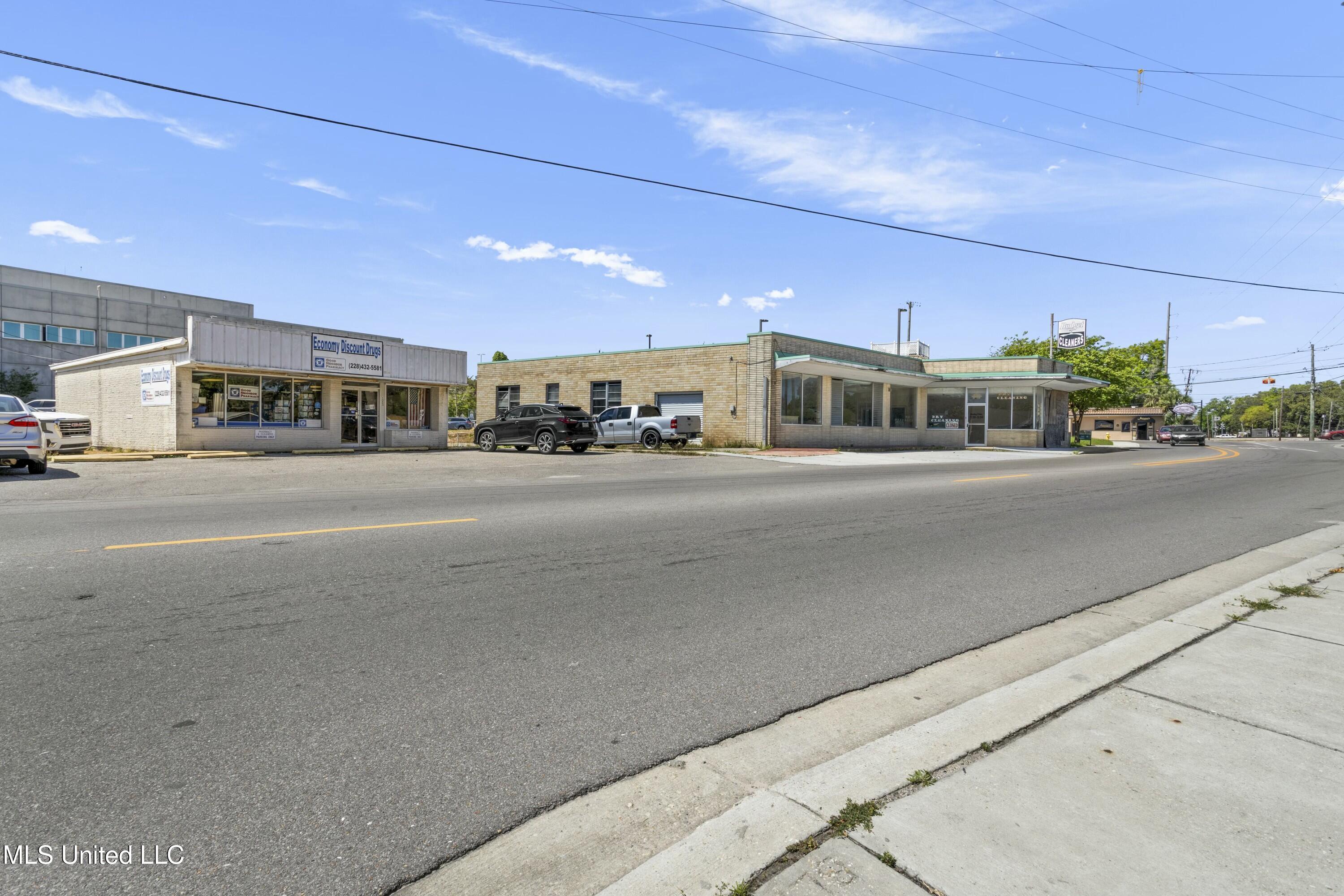 1057 W Howard Avenue Property Photo 2