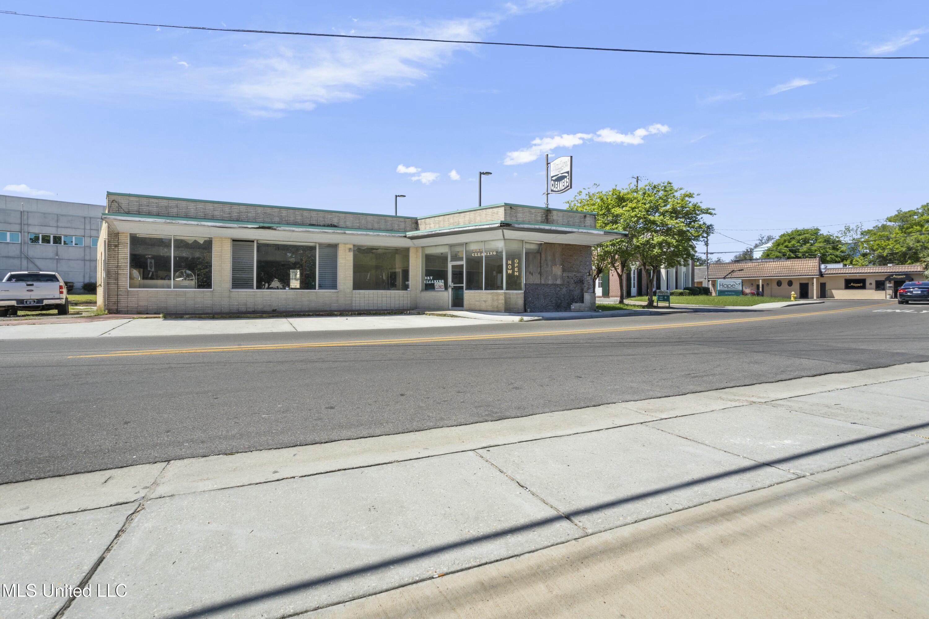1057 W Howard Avenue Property Photo 6