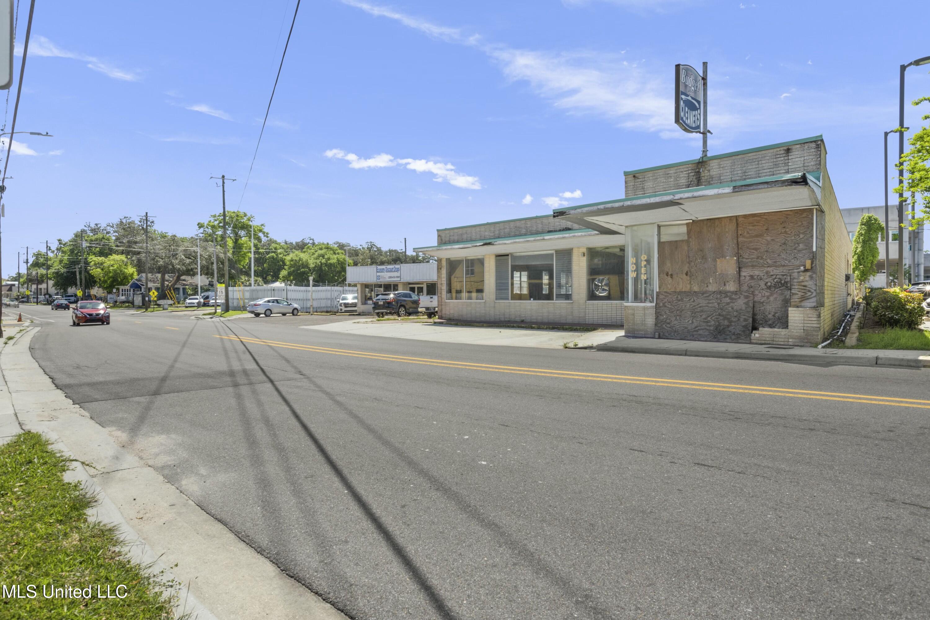 1057 W Howard Avenue Property Photo 7