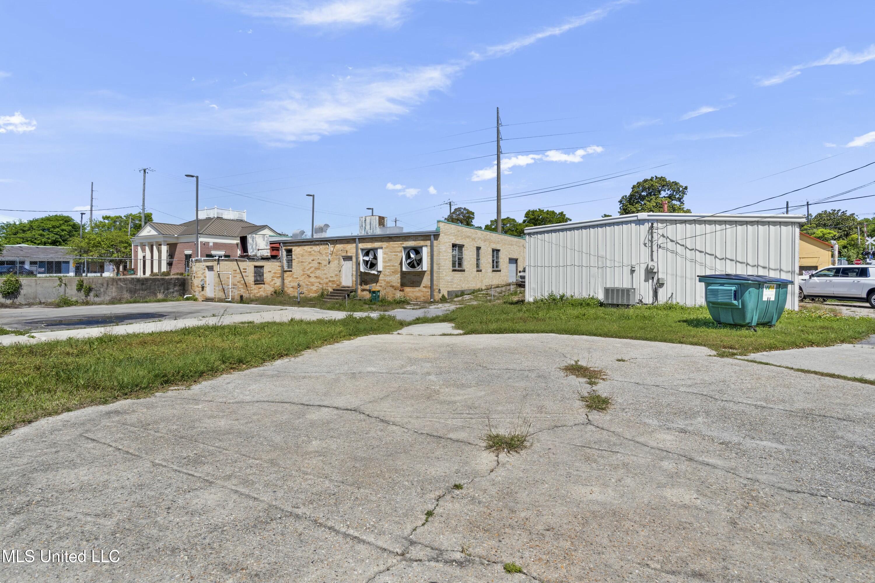 1057 W Howard Avenue Property Photo 14