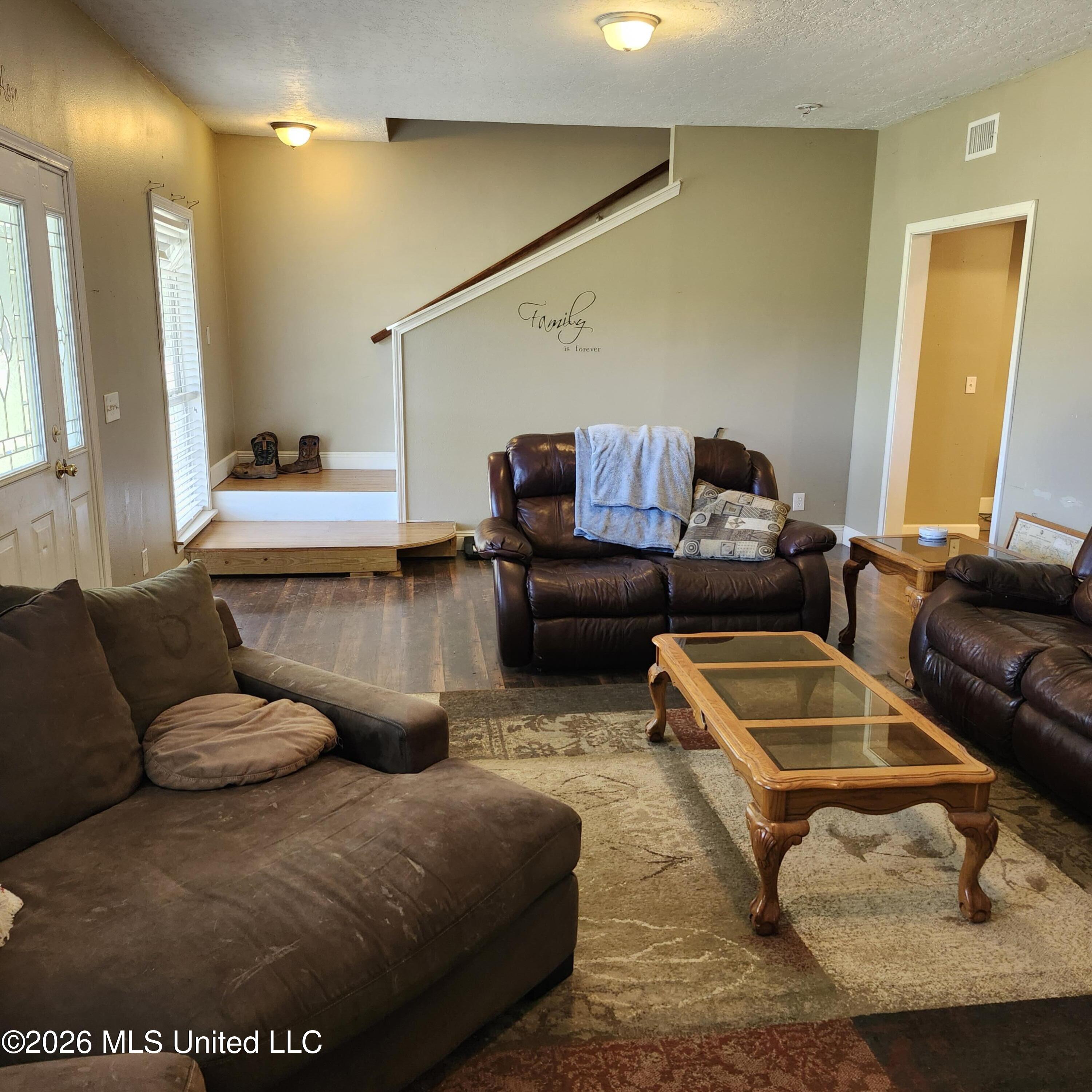 12 Austin Lane Property Photo 6