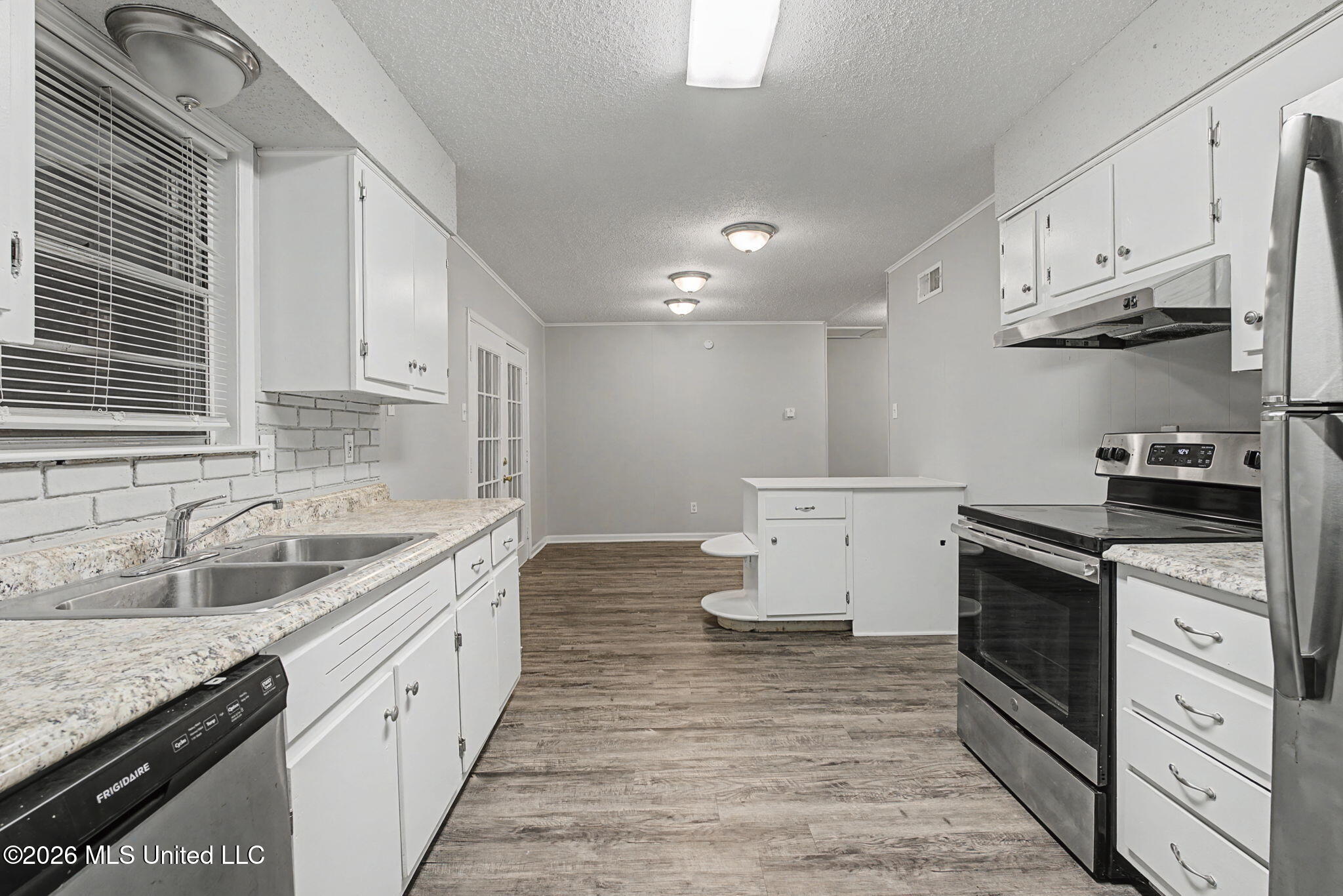1395 Main Street Property Photo 5