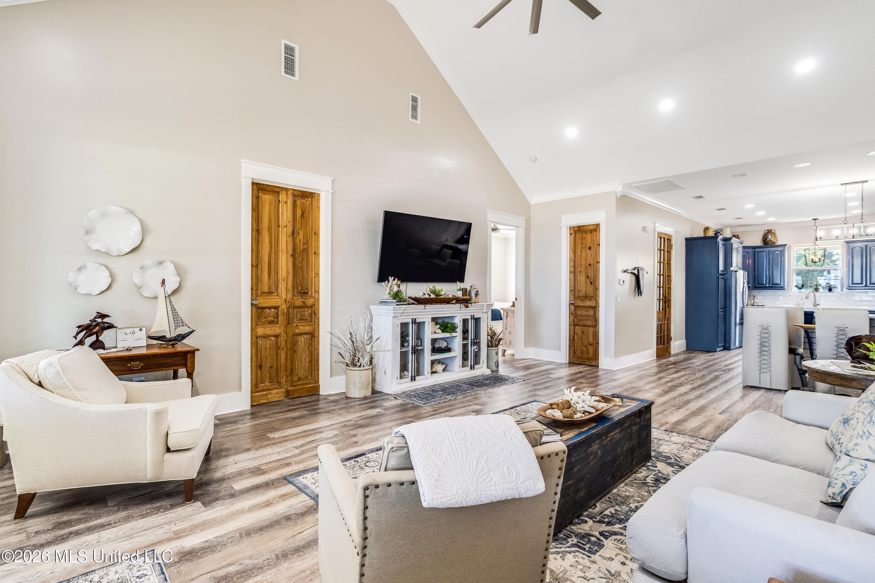 432 W Beach Boulevard Property Photo 3