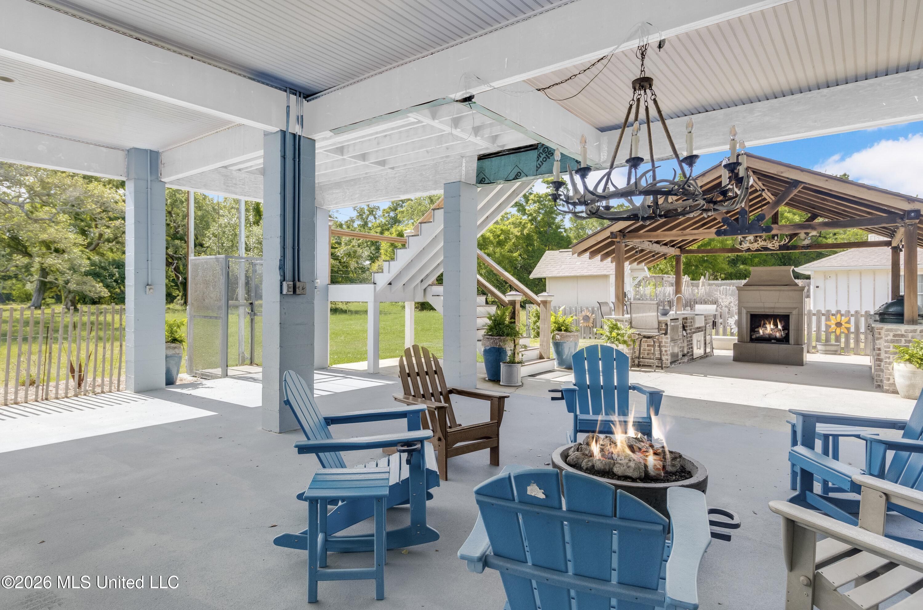432 W Beach Boulevard Property Photo 4