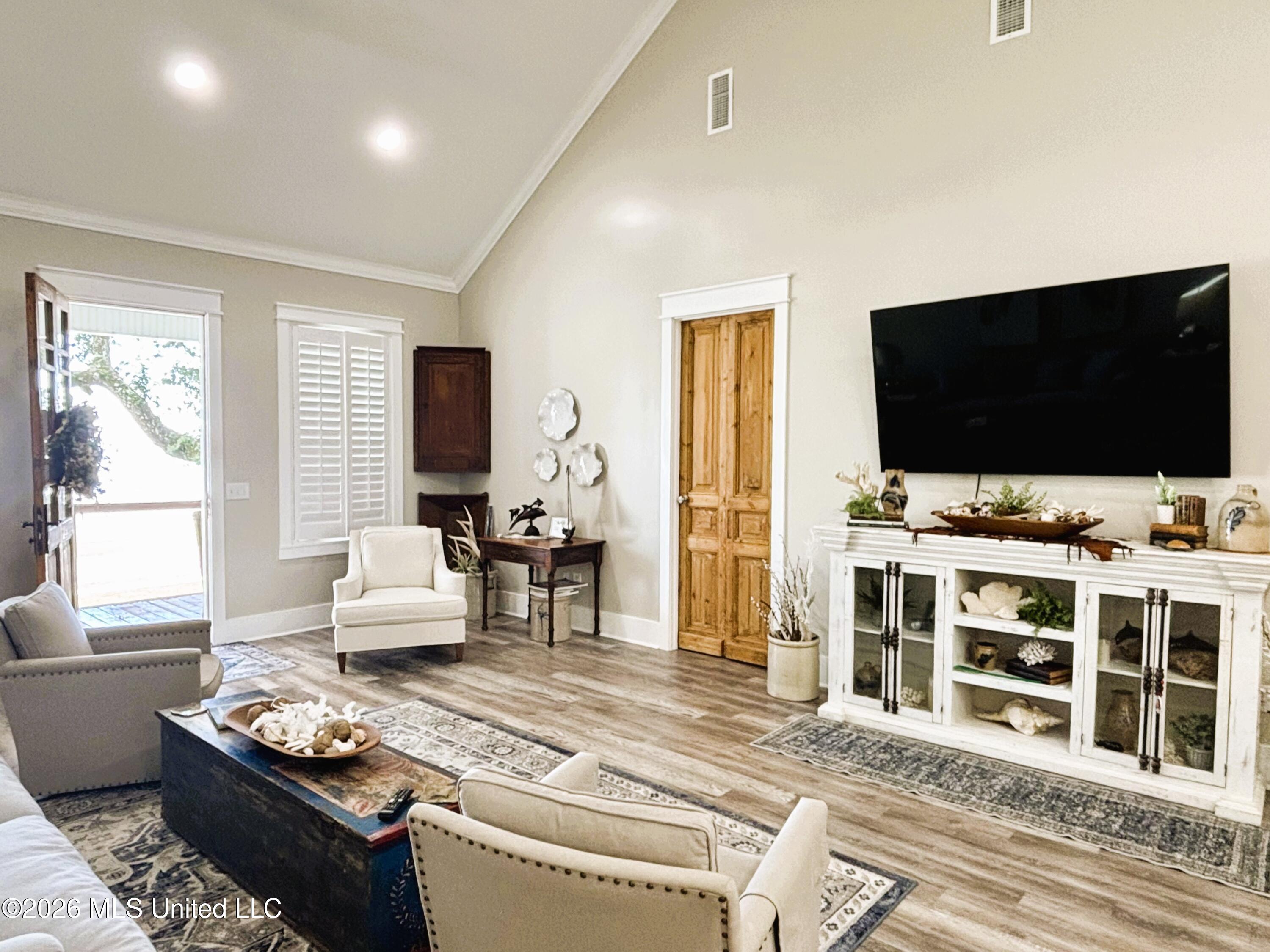432 W Beach Boulevard Property Photo 7