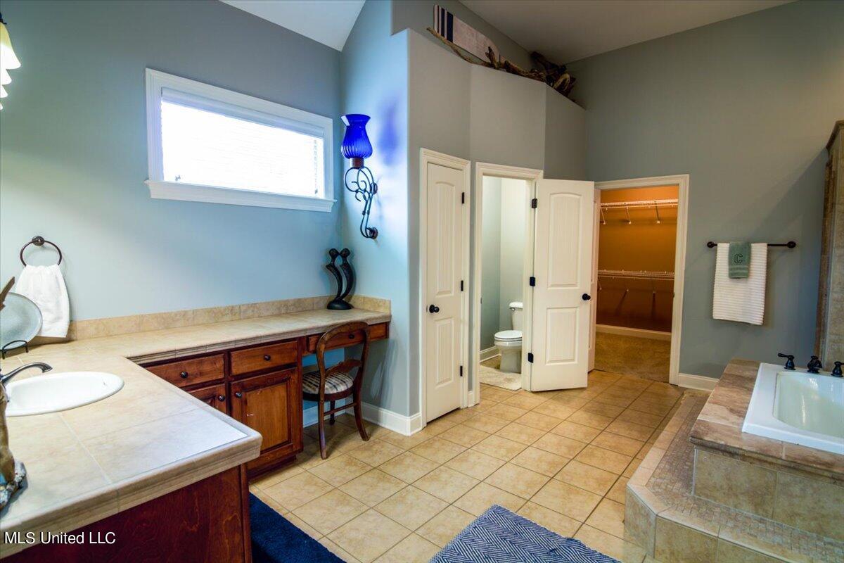 1828 W Keenlan Drive Property Photo 17
