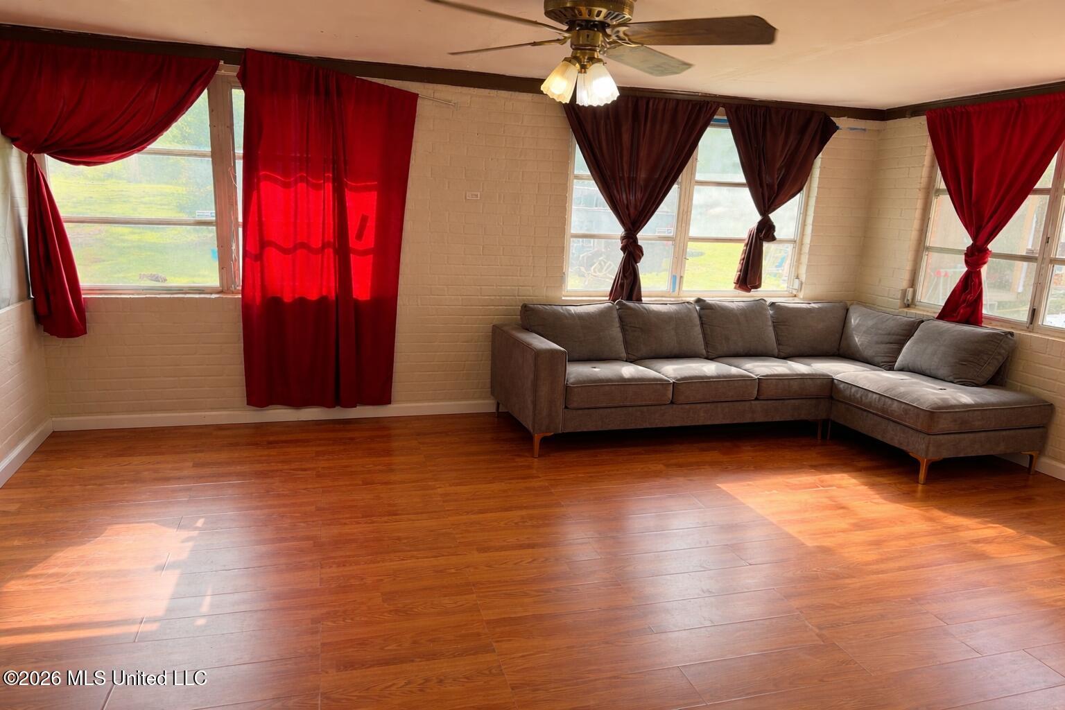527 Carpenter Street Property Photo 2