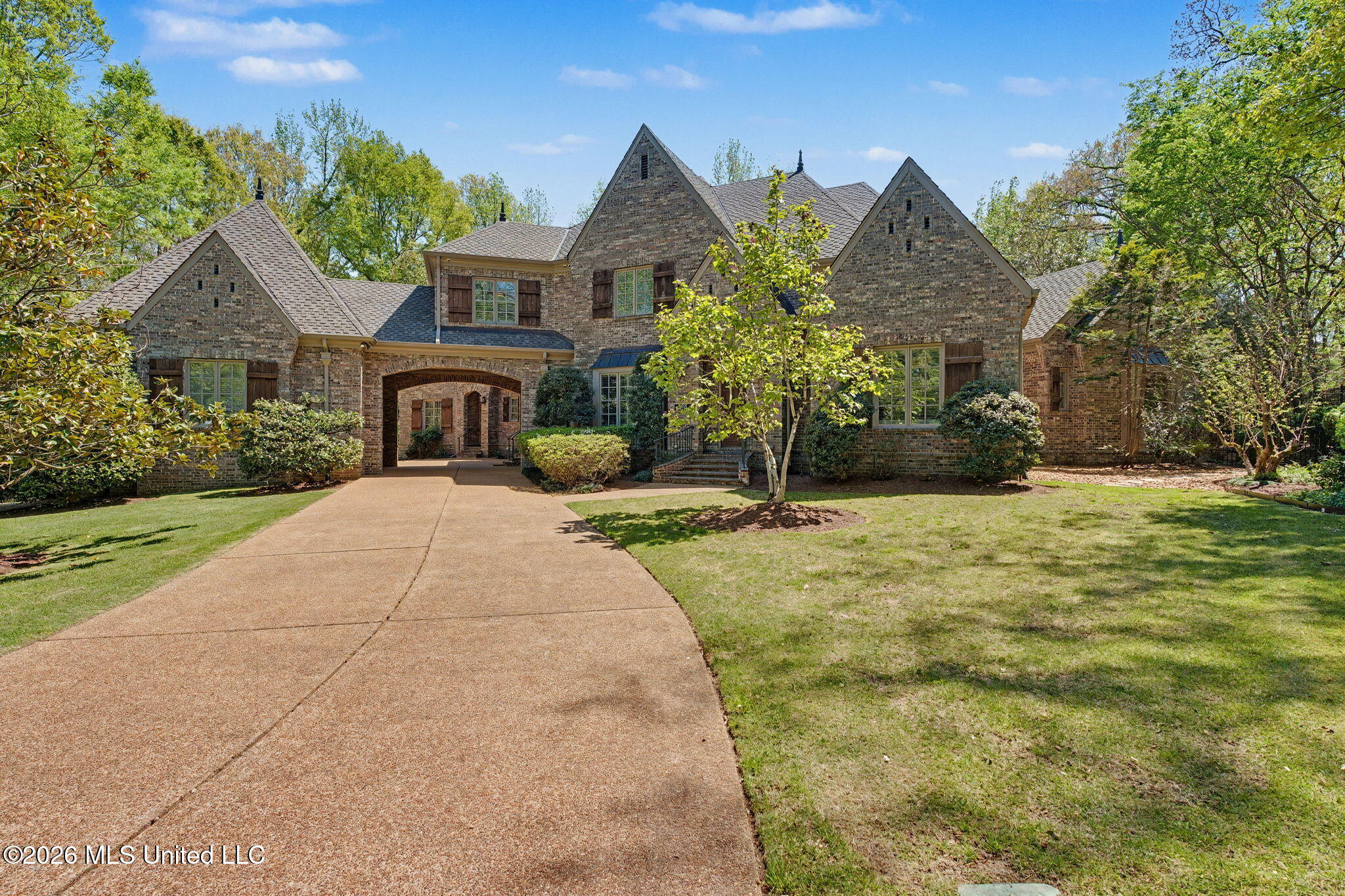 13921 Valley Oaks Drive Property Photo 3