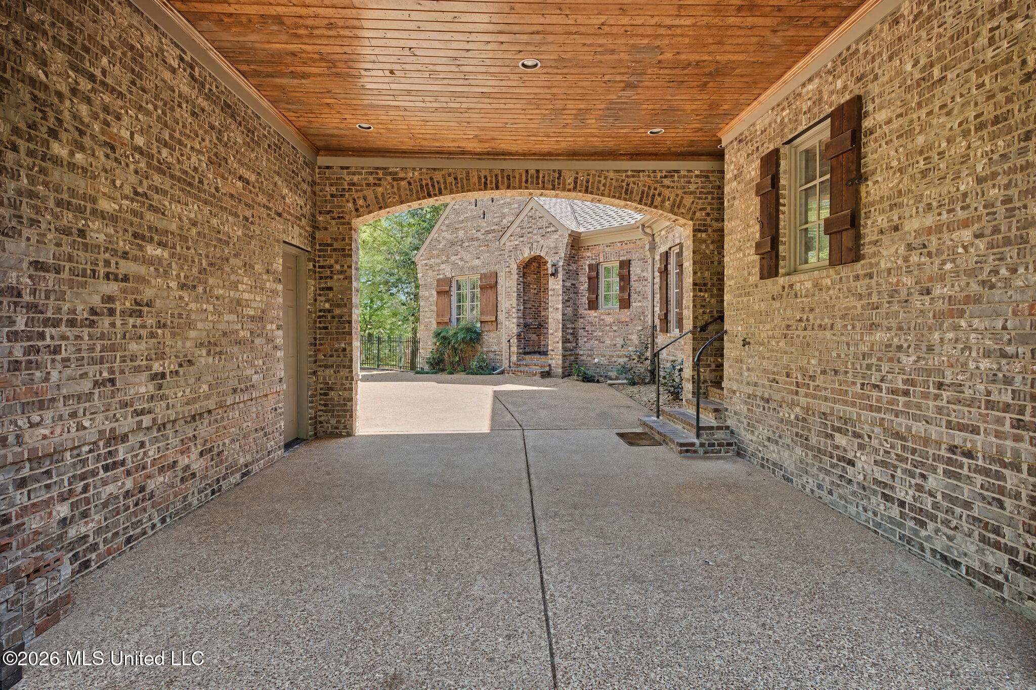 13921 Valley Oaks Drive Property Photo 6
