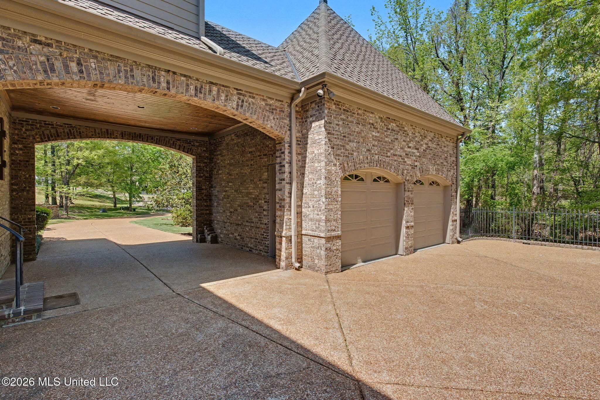 13921 Valley Oaks Drive Property Photo 7