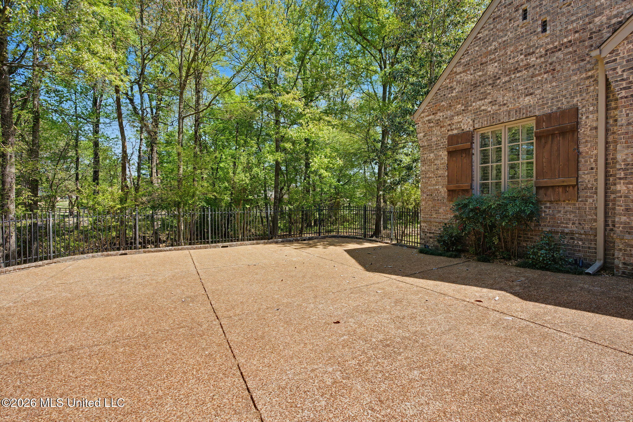 13921 Valley Oaks Drive Property Photo 8