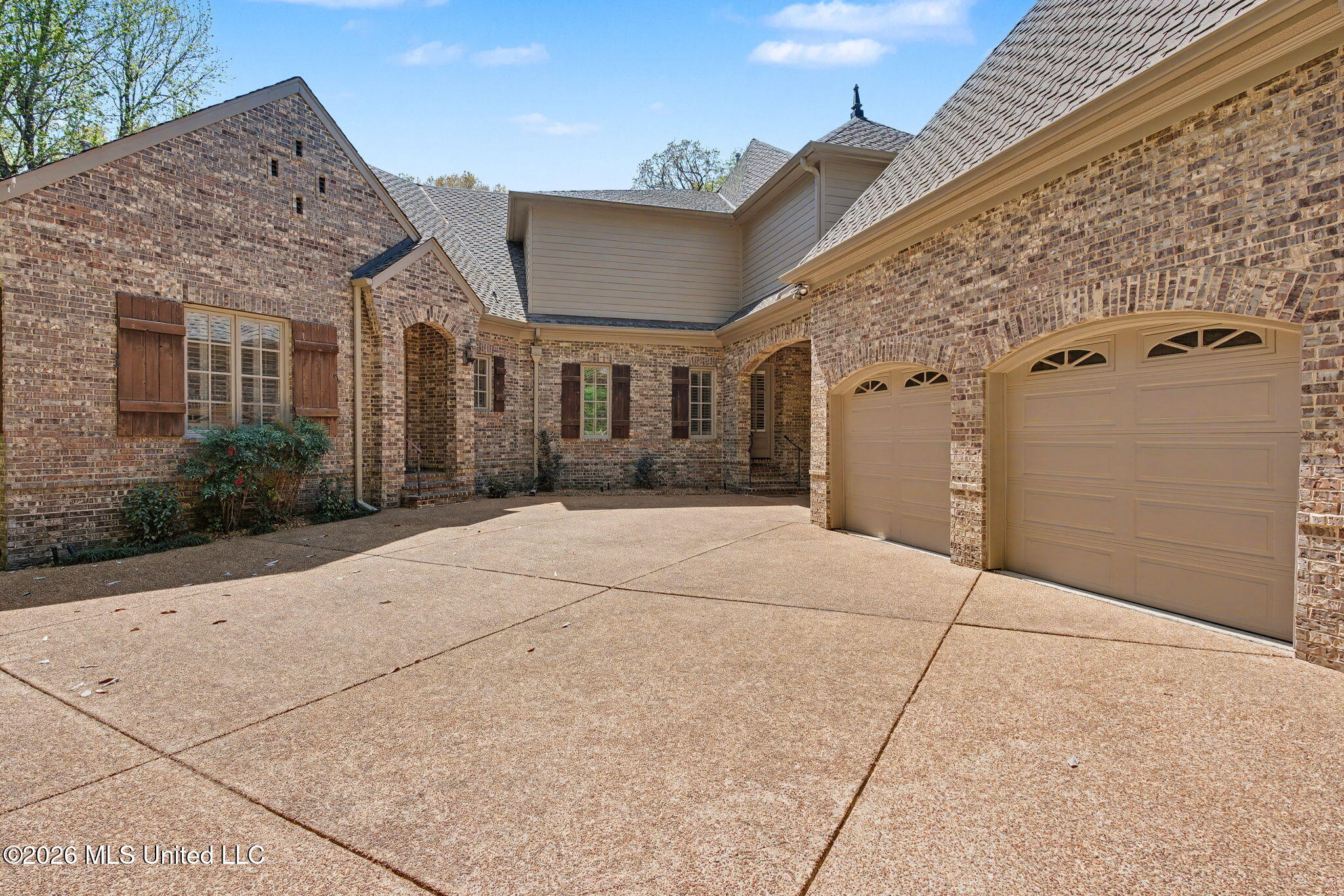 13921 Valley Oaks Drive Property Photo 9