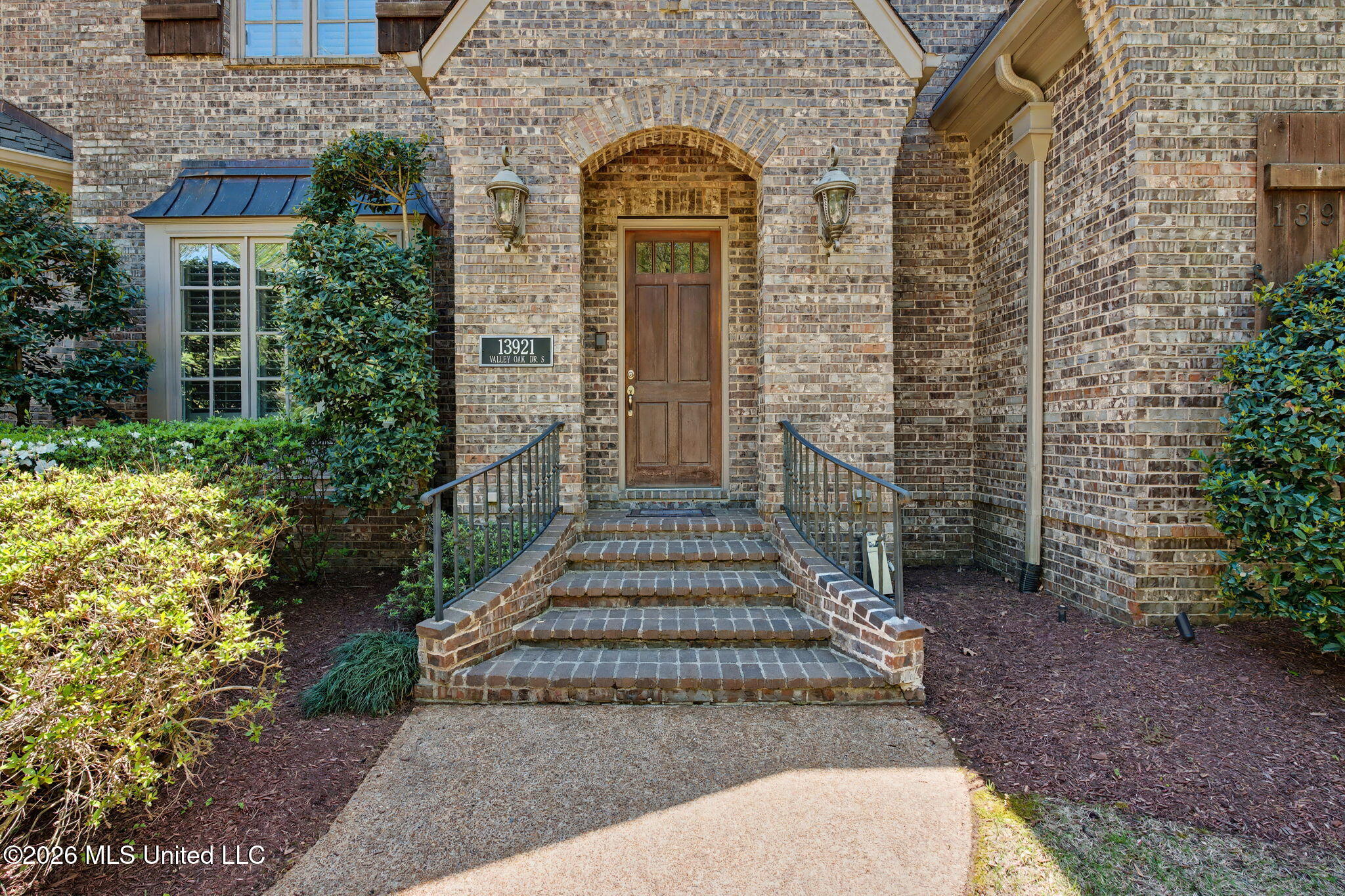 13921 Valley Oaks Drive Property Photo 10
