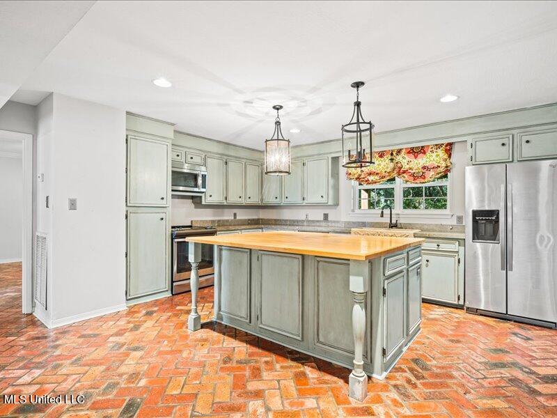 215 Wildwood Trace Property Photo 8