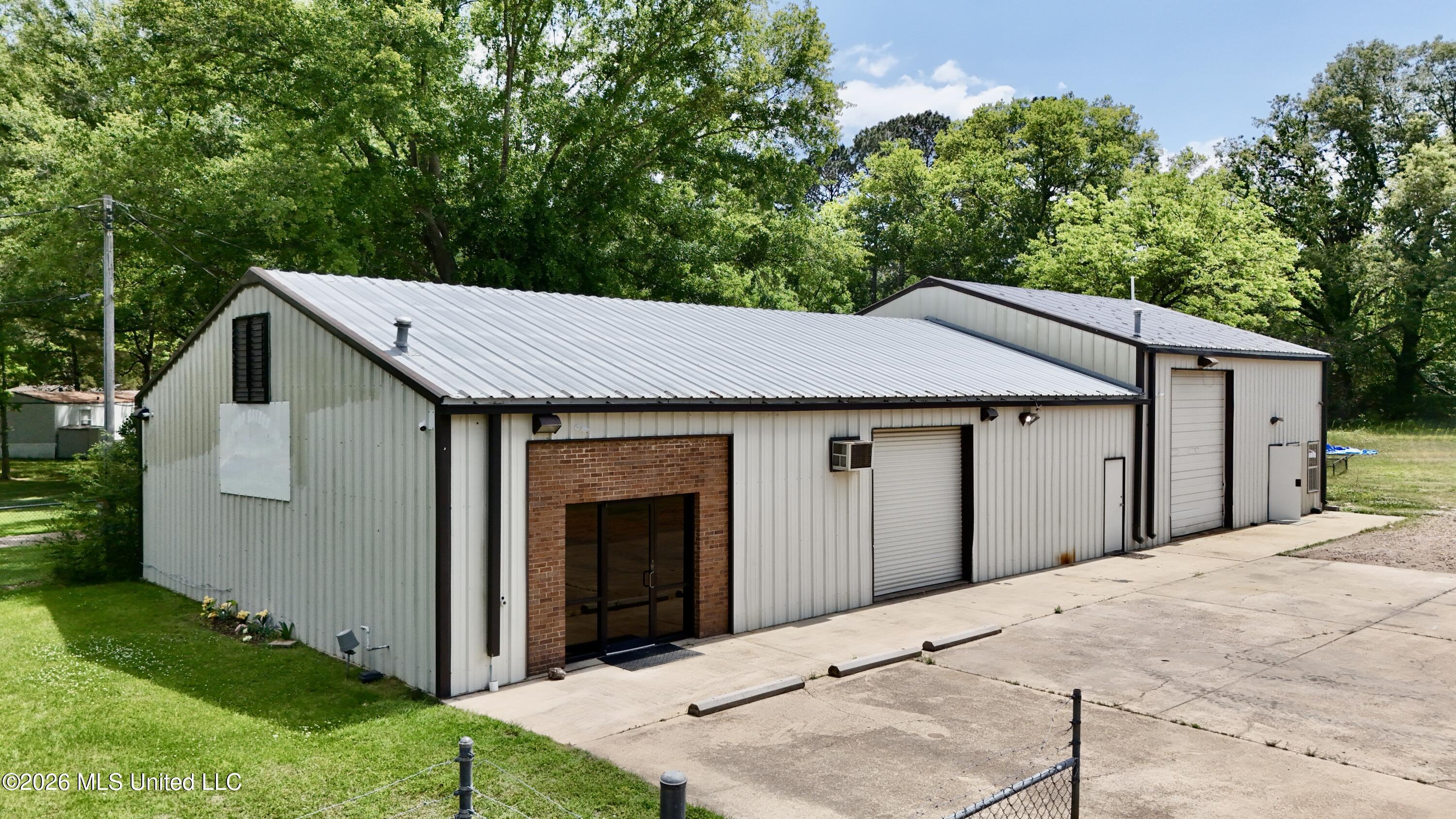8071 N Mcraven Road Property Photo 3