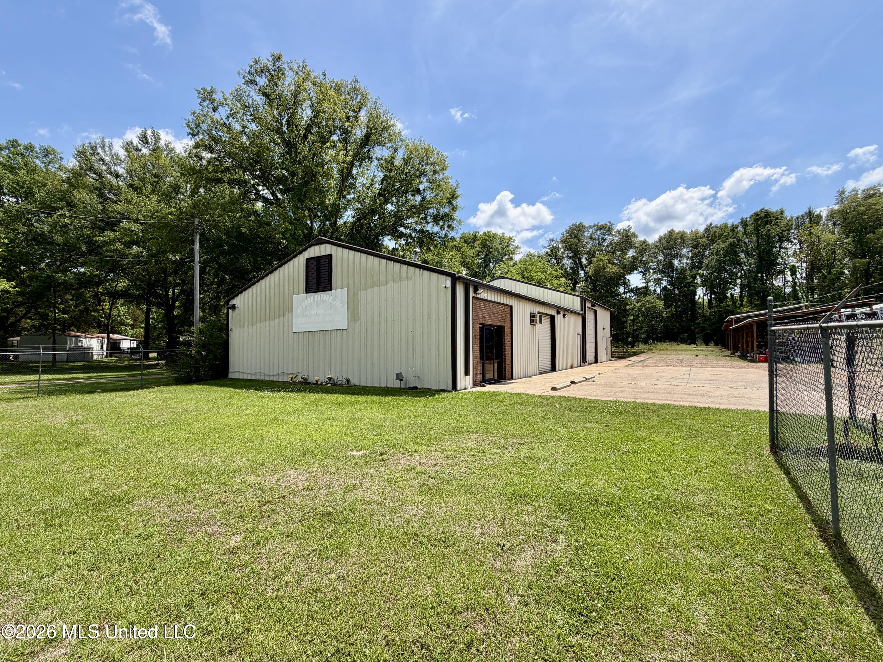 8071 N Mcraven Road Property Photo 4