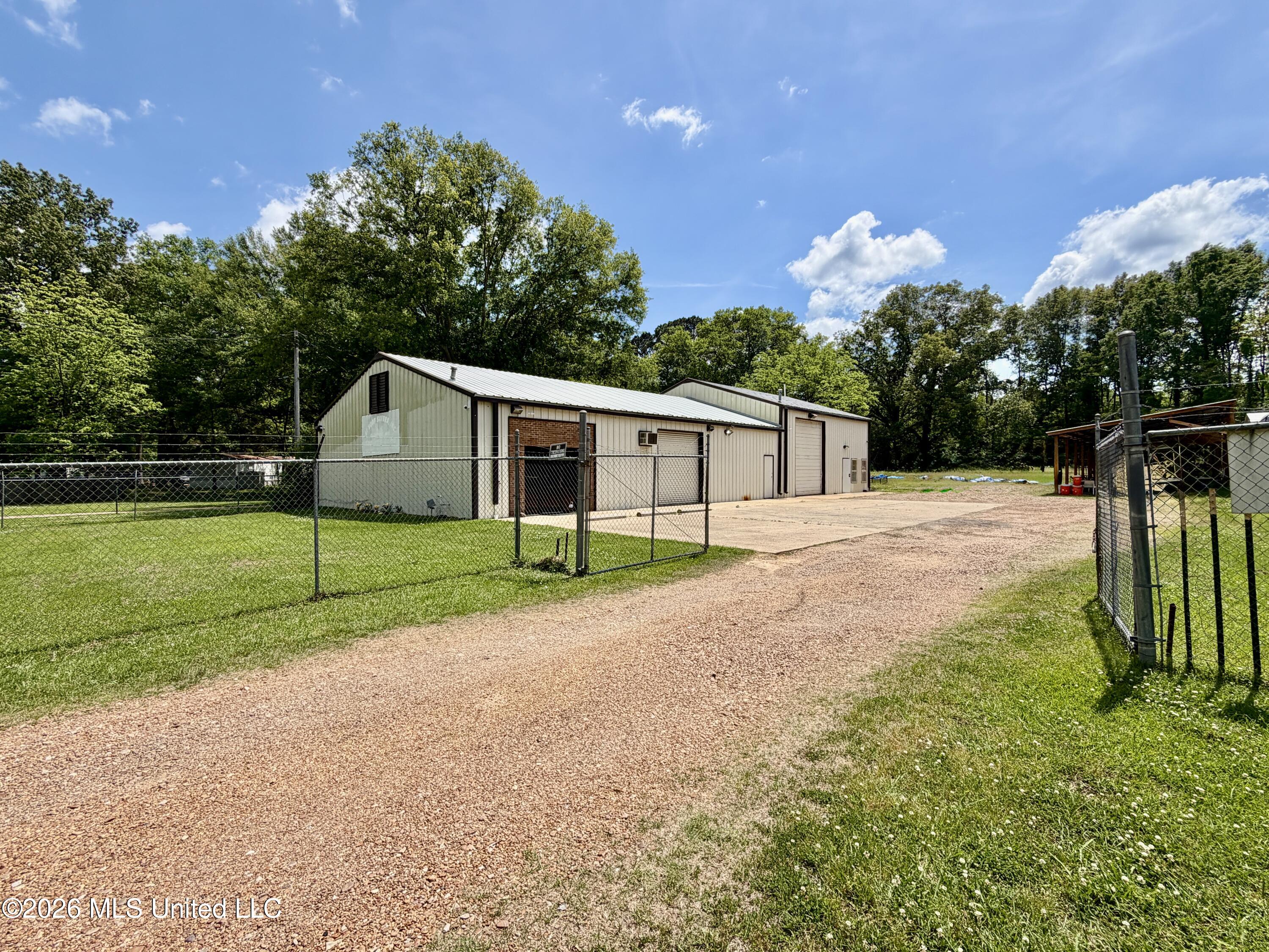 8071 N Mcraven Road Property Photo 5