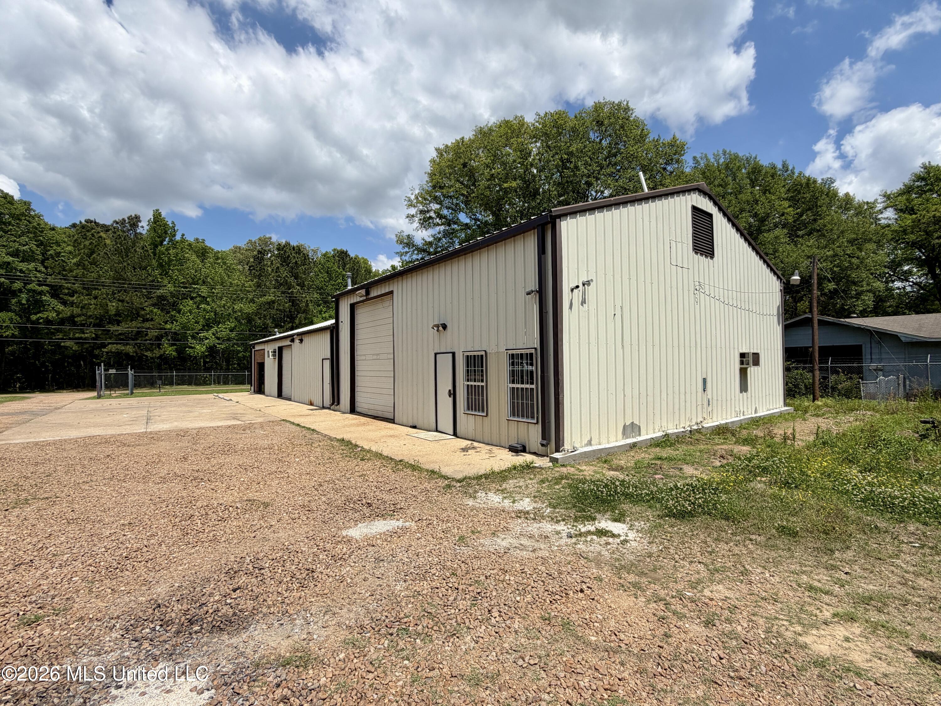 8071 N Mcraven Road Property Photo 9