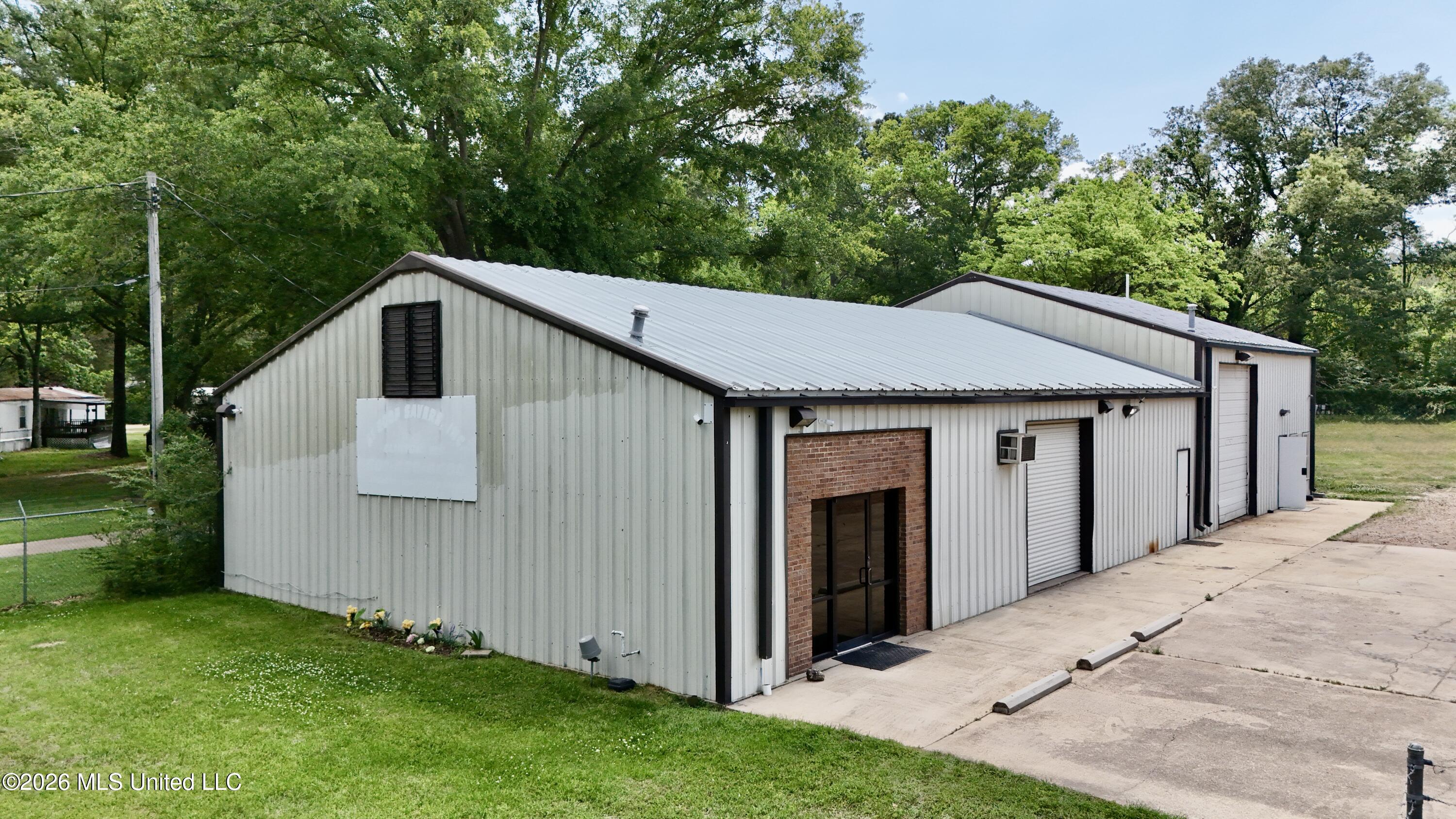 8071 N Mcraven Road Property Photo 1