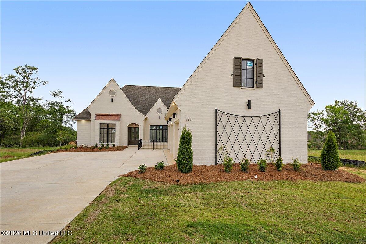 213 Welchshire Drive Property Photo 2
