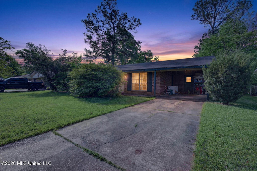 2702 E Angela Circle Property Photo 1