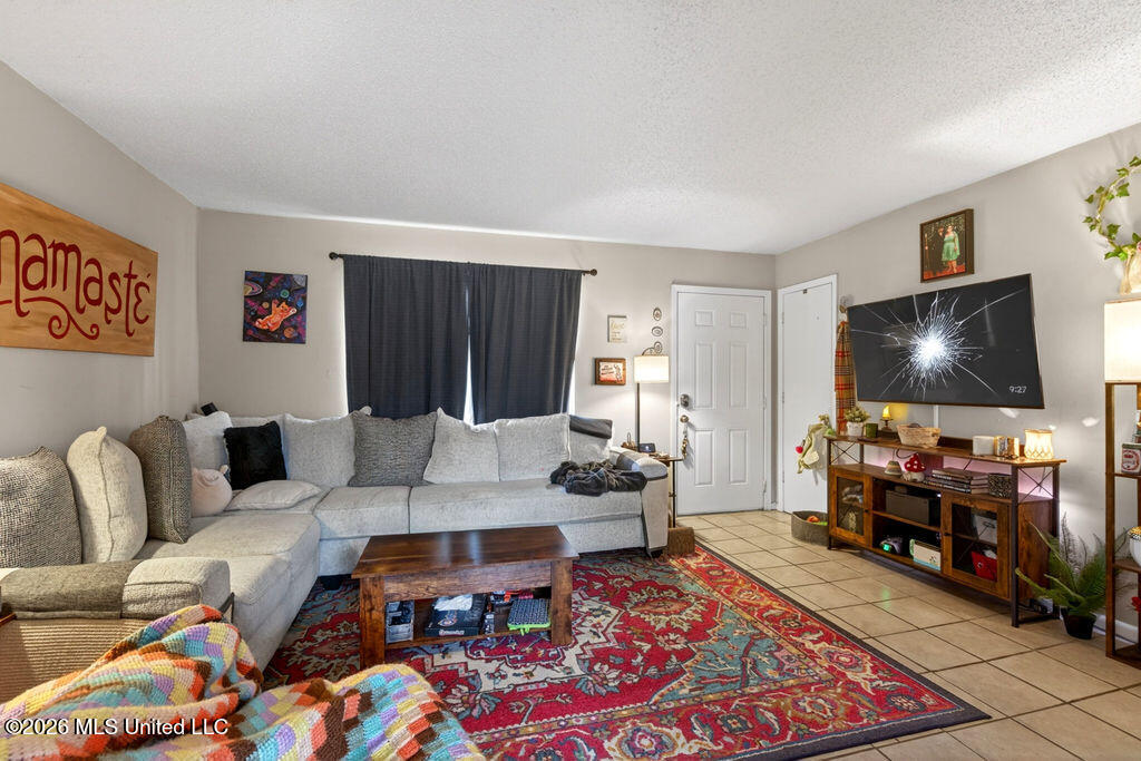 2702 E Angela Circle Property Photo 4