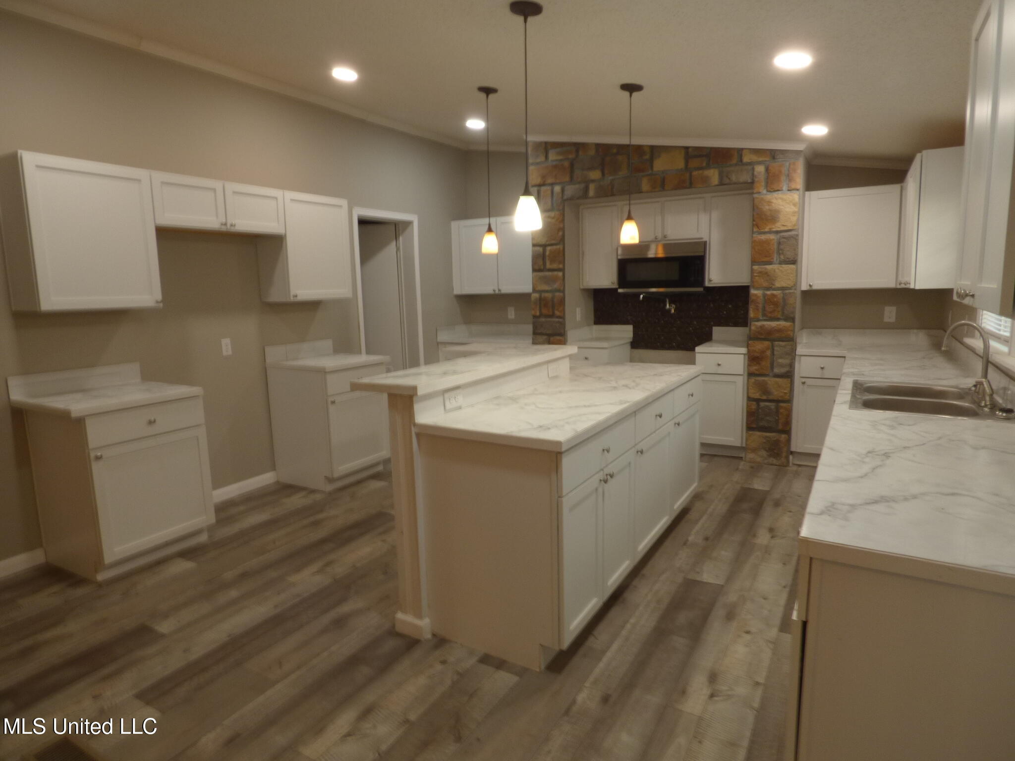 2075 Hartwell Road Property Photo 2