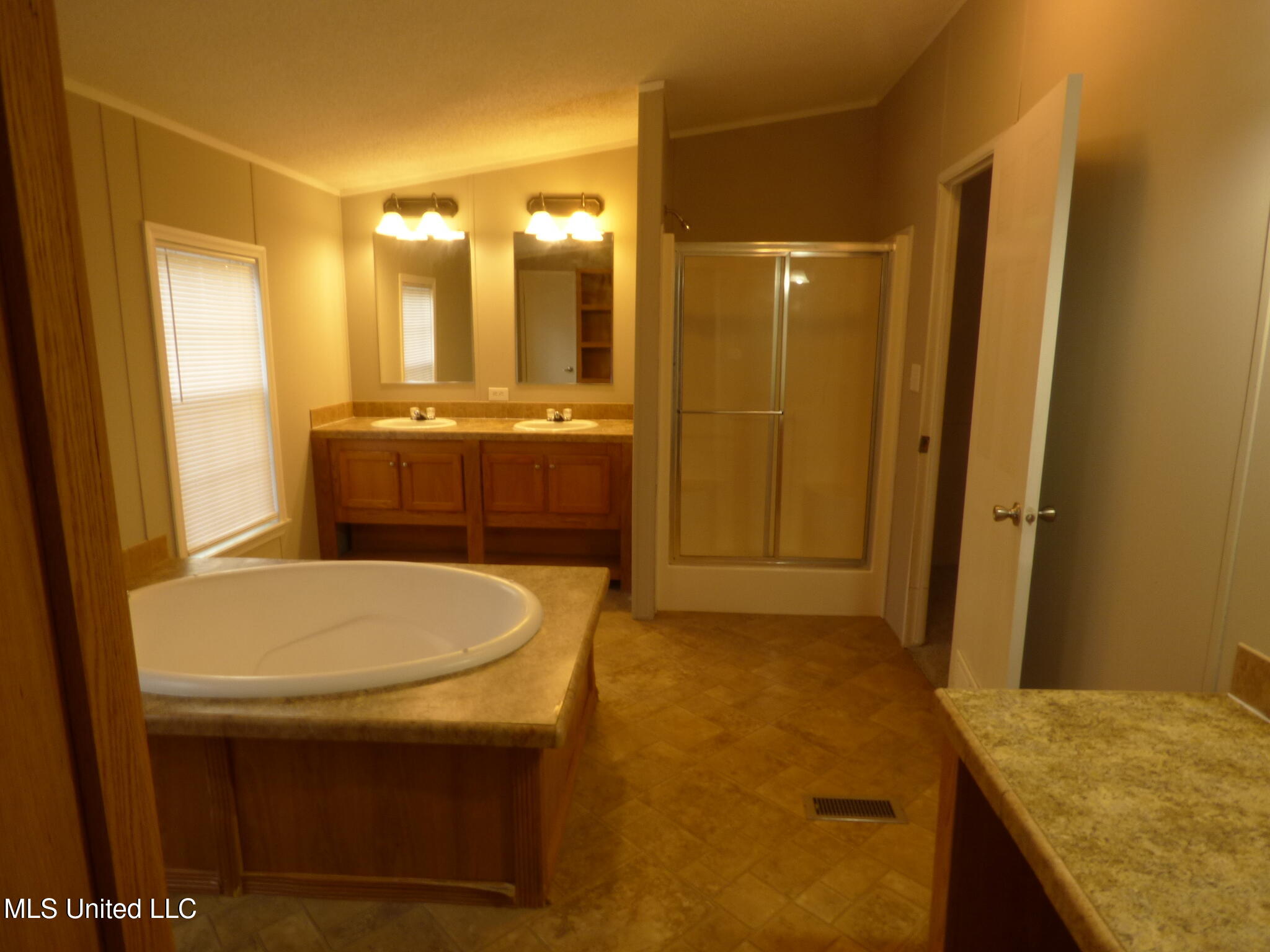 2075 Hartwell Road Property Photo 7