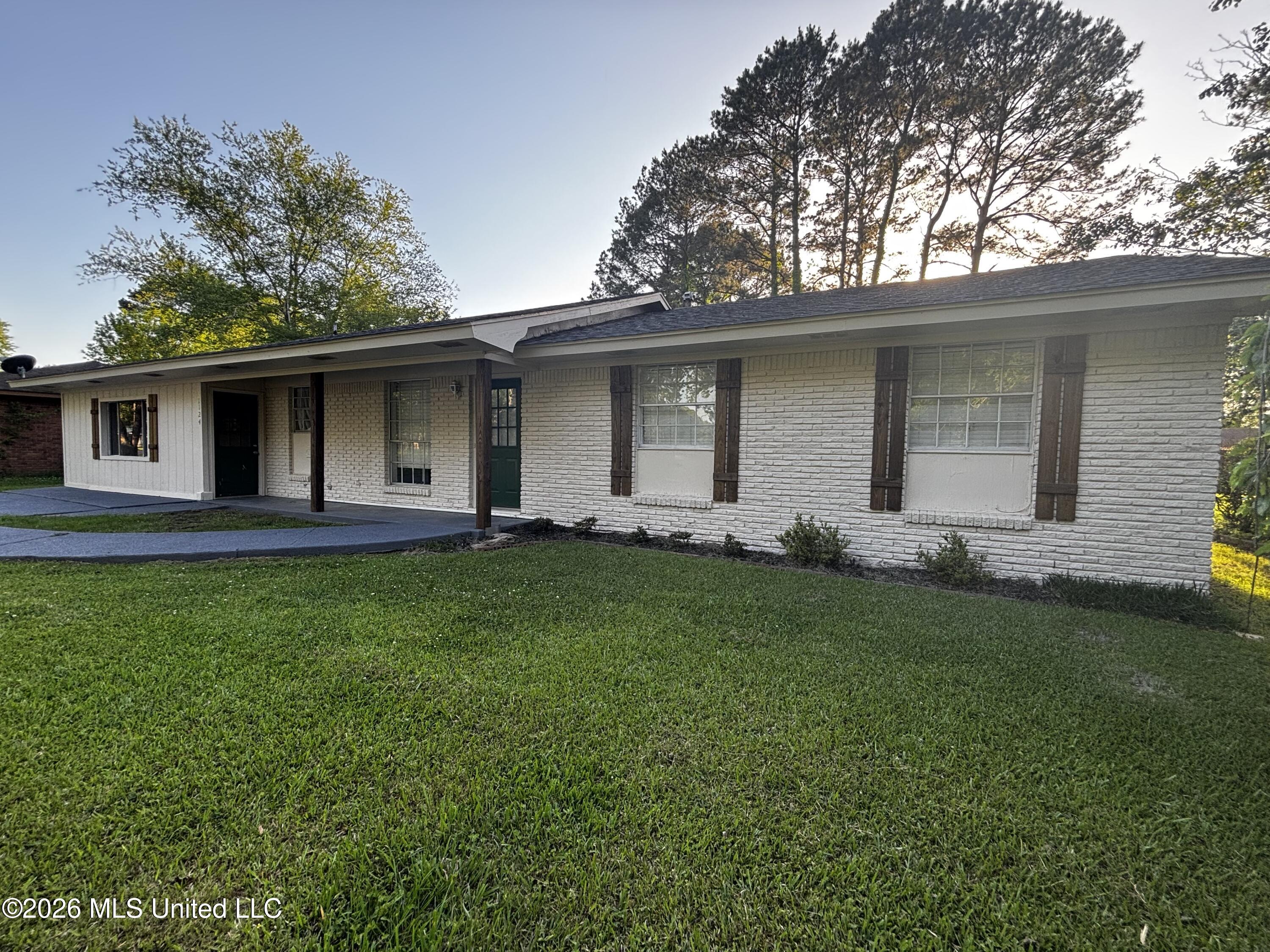 1124 Smith Lane Property Photo 4