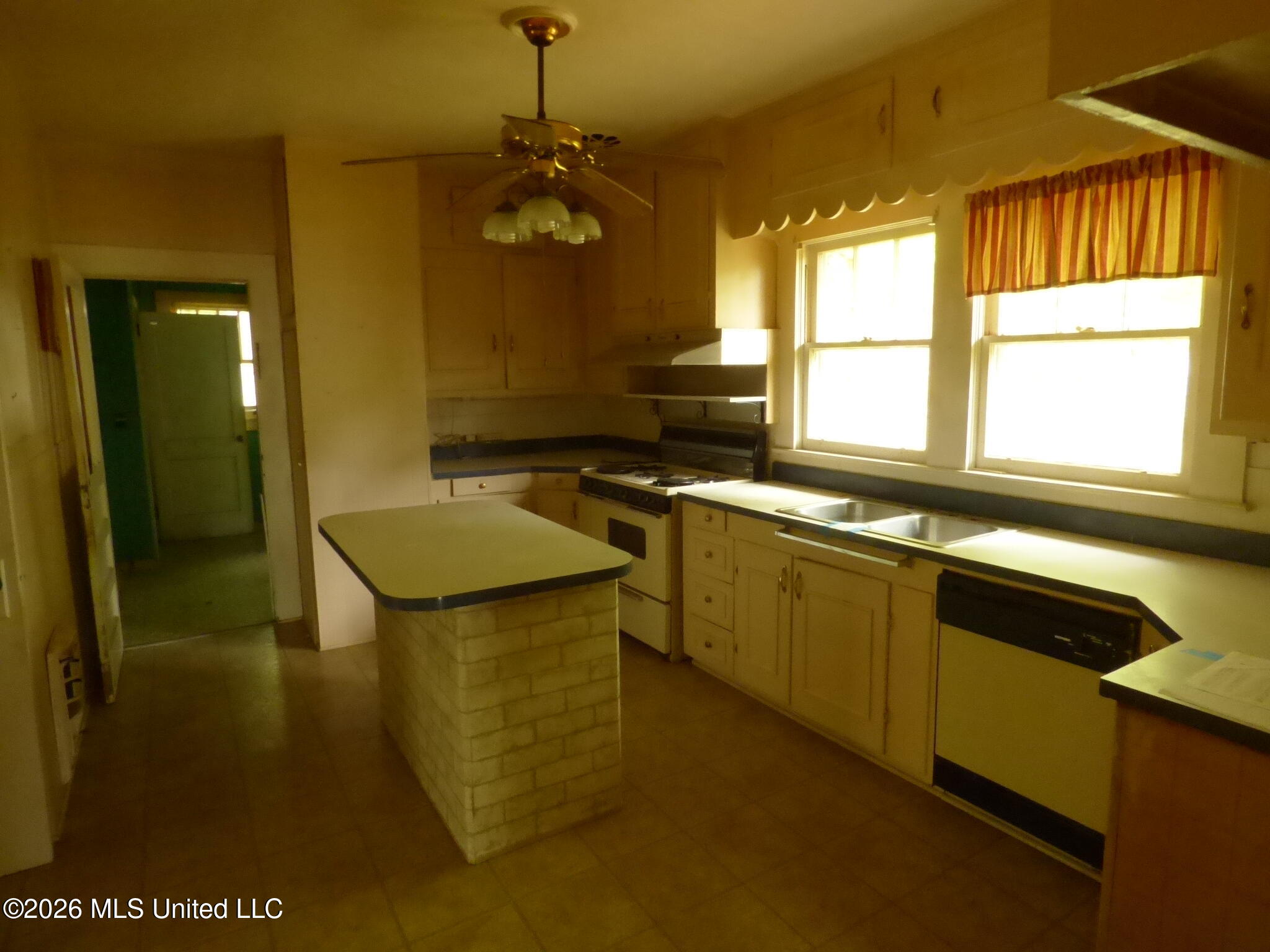 500 Poplar Street Property Photo 9