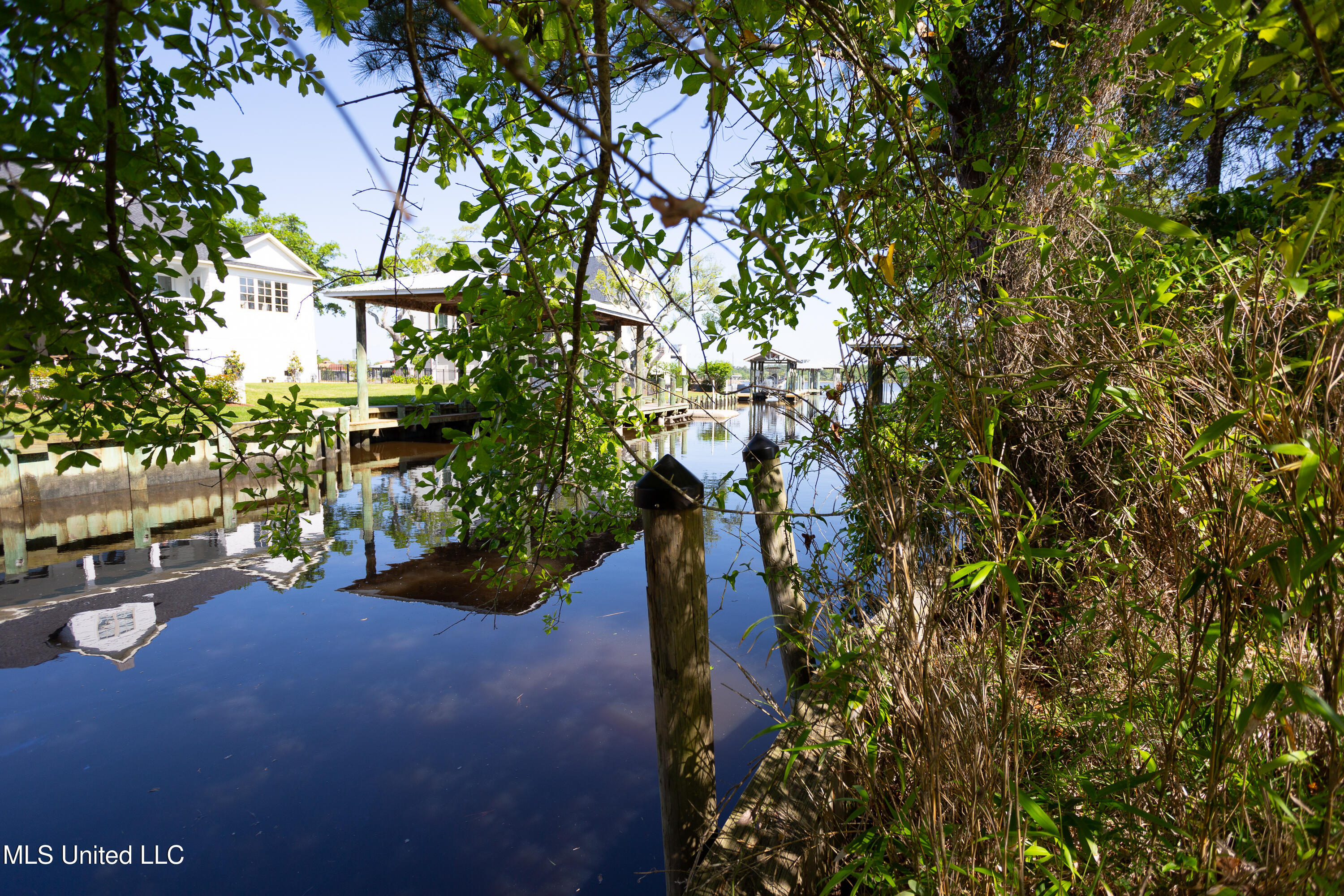 1305 Cove Avenue Property Photo 1